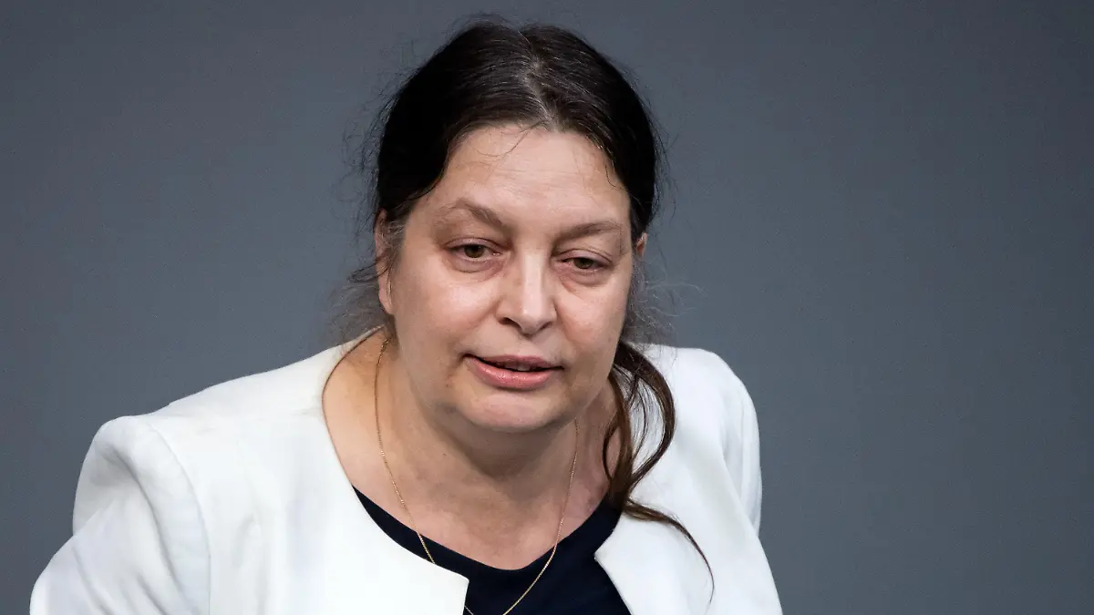 ARCHIV - 28.11.2019, Berlin: Birgit Malsack-Winkemann, damals Bundestagsabgeordnete der AfD, spricht bei der Haushalts-Beratung des Etats vom Bundesministerium für Gesundheit im Deutschen Bundestag. Zu den Verdächtigen, die bei der bundesweiten Razzia gegen die sogenannte Reichsbürgerszene festgenommen wurden, gehört auch die Berliner Richterin und frühere AfD-Bundestagsabgeordnete Malsack-Winkemann. «Wir werden alle Instrumente ausschöpfen, um die Beschuldigte vollständig aus dem Richterdienst zu entfernen», sagte Berlins Justizsenatorin Kreck (Linke) am Mittwoch auf Anfrage. Foto: Bernd von Jutrczenka/dpa +++ dpa-Bildfunk +++
