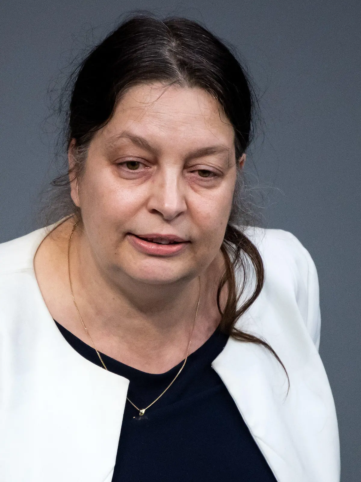 ARCHIV - 28.11.2019, Berlin: Birgit Malsack-Winkemann, damals Bundestagsabgeordnete der AfD, spricht bei der Haushalts-Beratung des Etats vom Bundesministerium für Gesundheit im Deutschen Bundestag. Zu den Verdächtigen, die bei der bundesweiten Razzia gegen die sogenannte Reichsbürgerszene festgenommen wurden, gehört auch die Berliner Richterin und frühere AfD-Bundestagsabgeordnete Malsack-Winkemann. «Wir werden alle Instrumente ausschöpfen, um die Beschuldigte vollständig aus dem Richterdienst zu entfernen», sagte Berlins Justizsenatorin Kreck (Linke) am Mittwoch auf Anfrage. Foto: Bernd von Jutrczenka/dpa +++ dpa-Bildfunk +++