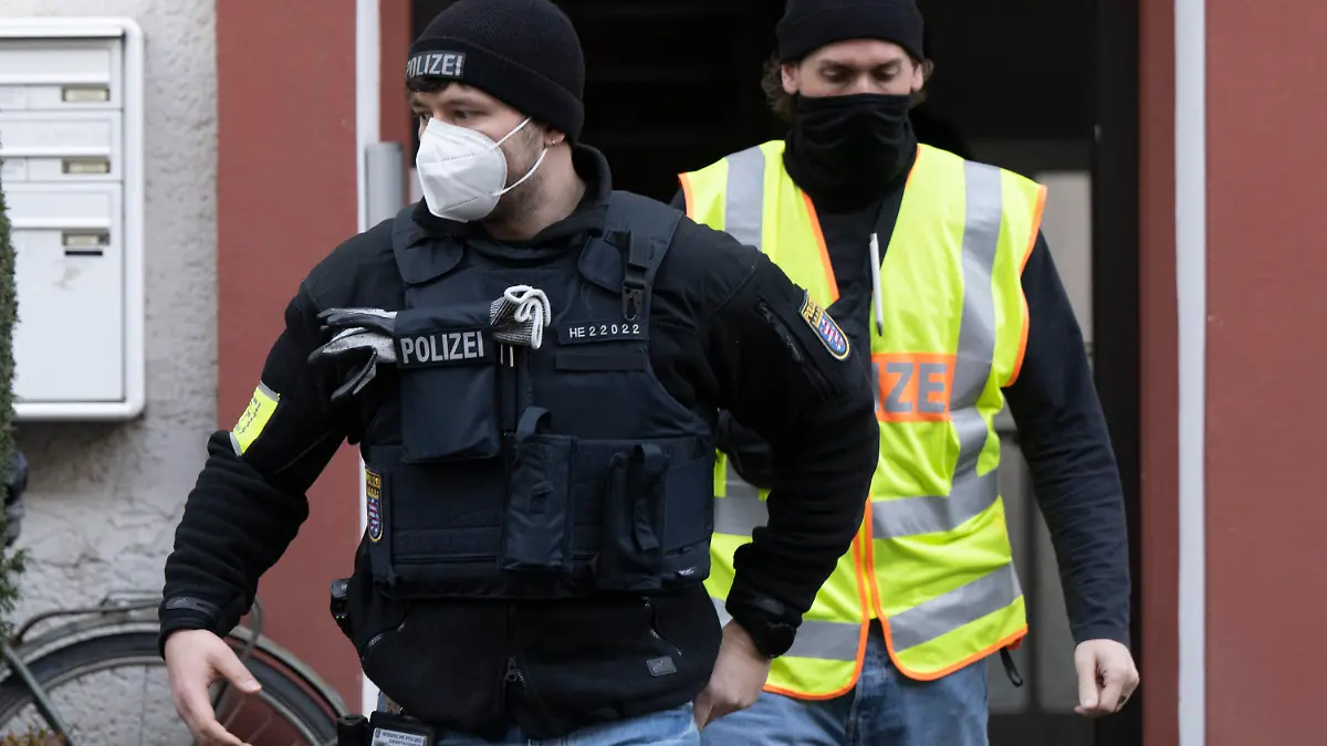 dpatopbilder - 07.12.2022, Hessen, Frankfurt/Main: Bei einer Razzia gegen sogenannte «Reichsbürger» sichern Polizisten ein durchsuchtes Objekt in Frankfurt. Die Bundesanwaltschaft hat am Mittwochmorgen mehrere Menschen aus der sogenannten Reichsbürgerszene im Zuge einer Razzia festnehmen lassen. Zahlreiche Beamte seien in mehreren Bundesländern im Einsatz, sagte eine Sprecherin der Karlsruher Behörde. Foto: Boris Roessler/dpa +++ dpa-Bildfunk +++