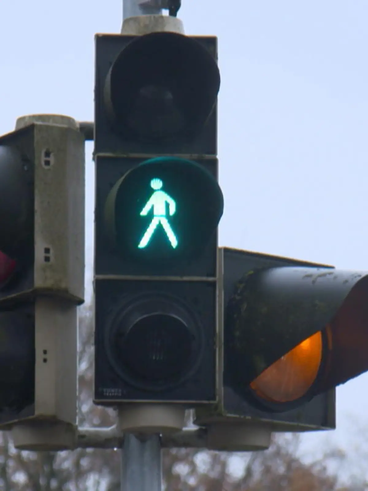 Bei Regen als Fahrradfahrer oder Fußgänger lange an der Ampel warten müssen – das ist der Worst Case. In Oldenburg wird daher aktuell eine Ampel mit Regen-Funktion getestet. Mit der sollen Radfahrer und Fußgänger schneller Grün bekommen und so dem lästigen Nass entgehen.