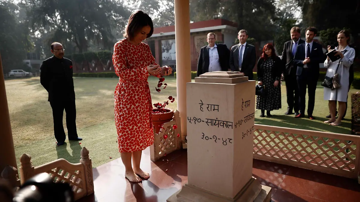 05.12.2022, Indien, Neu Delhi: Außenministerin Annalena Baerbock (Bündnis90/Die Grünen) verstreut Rosenblätter im Gedenken an Mahatma Gandhi im Innenraum der Gedenkstätte Gandhi Smriti. Hier hatte der Freiheitskämpfer zuletzt gewohnt. Foto: Carsten Koall/dpa +++ dpa-Bildfunk +++