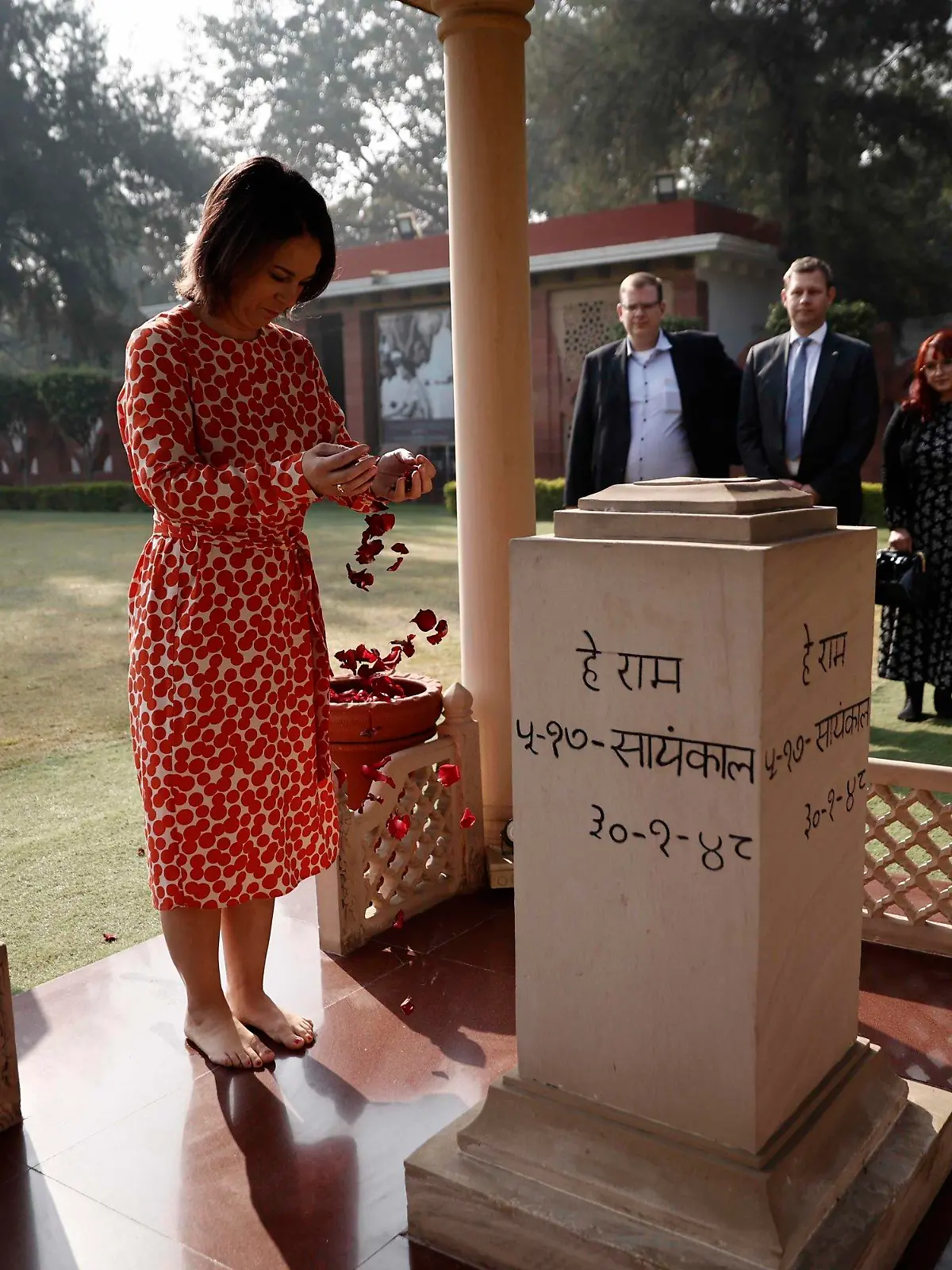 05.12.2022, Indien, Neu Delhi: Außenministerin Annalena Baerbock (Bündnis90/Die Grünen) verstreut Rosenblätter im Gedenken an Mahatma Gandhi im Innenraum der Gedenkstätte Gandhi Smriti. Hier hatte der Freiheitskämpfer zuletzt gewohnt. Foto: Carsten Koall/dpa +++ dpa-Bildfunk +++