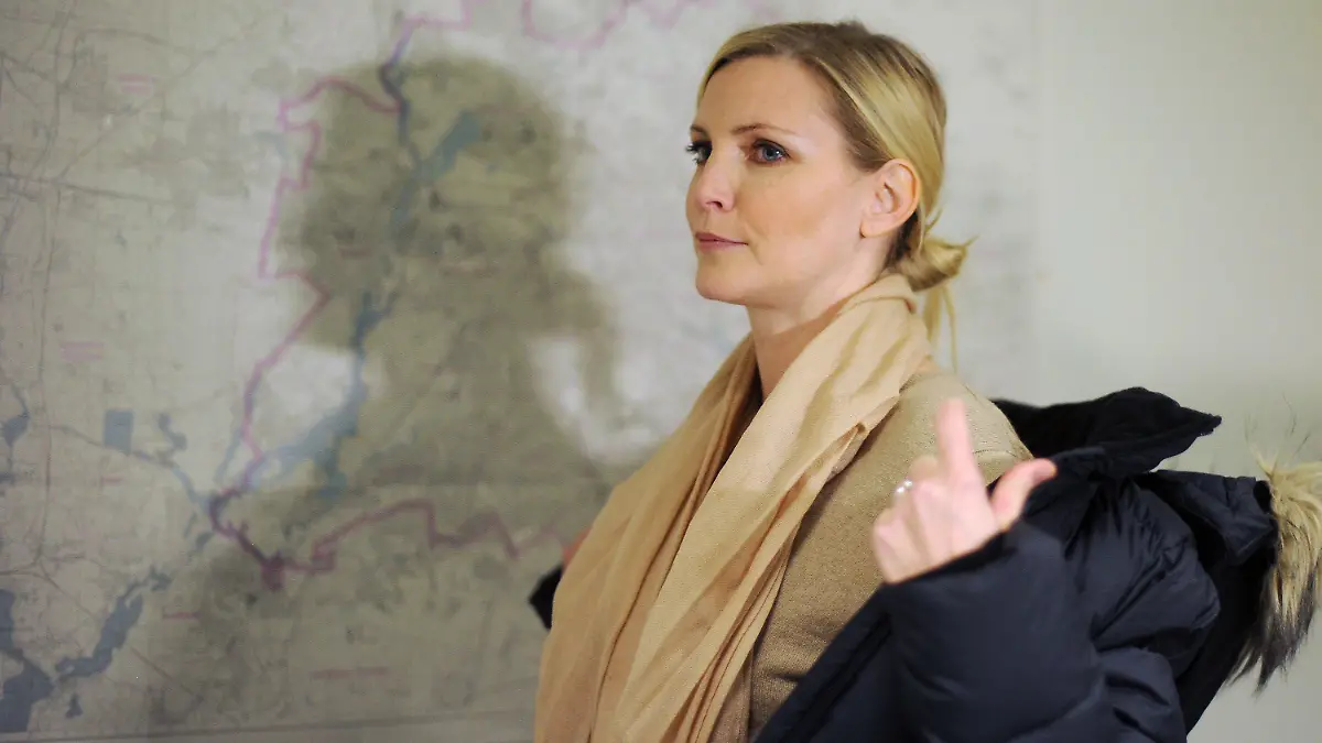 Ex-Model Nadja Auermann kommt am Dienstag (13.12.2011) im Amtsgericht Tiergarten in Berlin in den Gerichtssaal zur Urteilsverkündung in ihrem Prozess. Auermann muss wegen Hinterziehung von Einkommenssteuer in vier Fällen eine Strafe von 90 000 Euro zahlen. Das entschied das Berliner Amtsgericht Tiergarten am Dienstag. Auermanns Ex-Mann wurde freigesprochen. Foto: Hannibal dpa/lbn  +++(c) dpa - Bildfunk+++