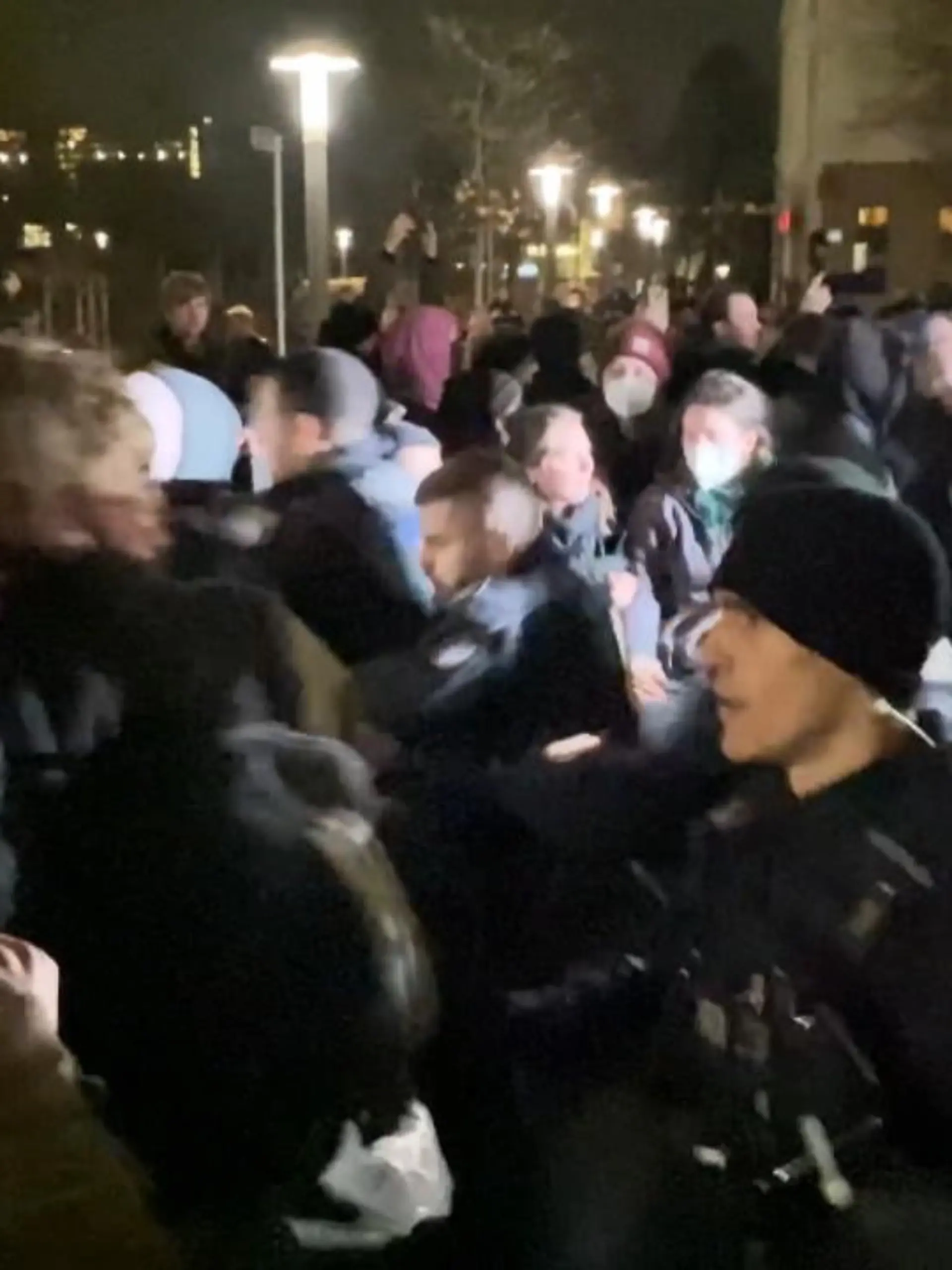 Am Dienstagabend kam es in der Frankfurter Goethe-Universität zu einer Auseinandersetzung zwischen Aktivisten und der Polizei. Anhänger der Gruppe Frankfurt Occupy besetzten einen Hörsaal, die Uni rief daraufhin die Polizei, damit die den Hörsaal räumen kann. Laut Polizeiangaben gab es Verletzte.