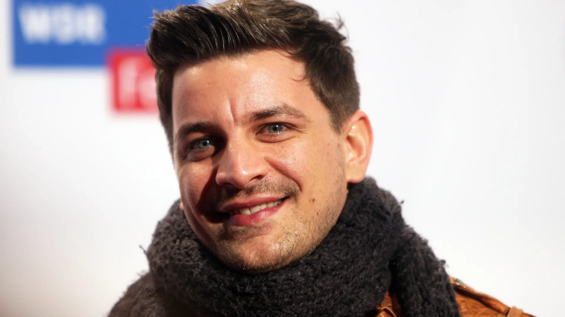 David Pfeffer, Gewinner der zweiten «X Factor»-Staffel, kommt am Donnerstag (08.12.2011) in Bochum zur Verleihung der 1Live Krone 2011 in der Jahrhunderthalle. Der Radio Award "1Live Krone" wird in acht Kategorien verliehen. Foto: Rolf Vennenbernd dpa/lnw +++(c) dpa - Bildfunk+++