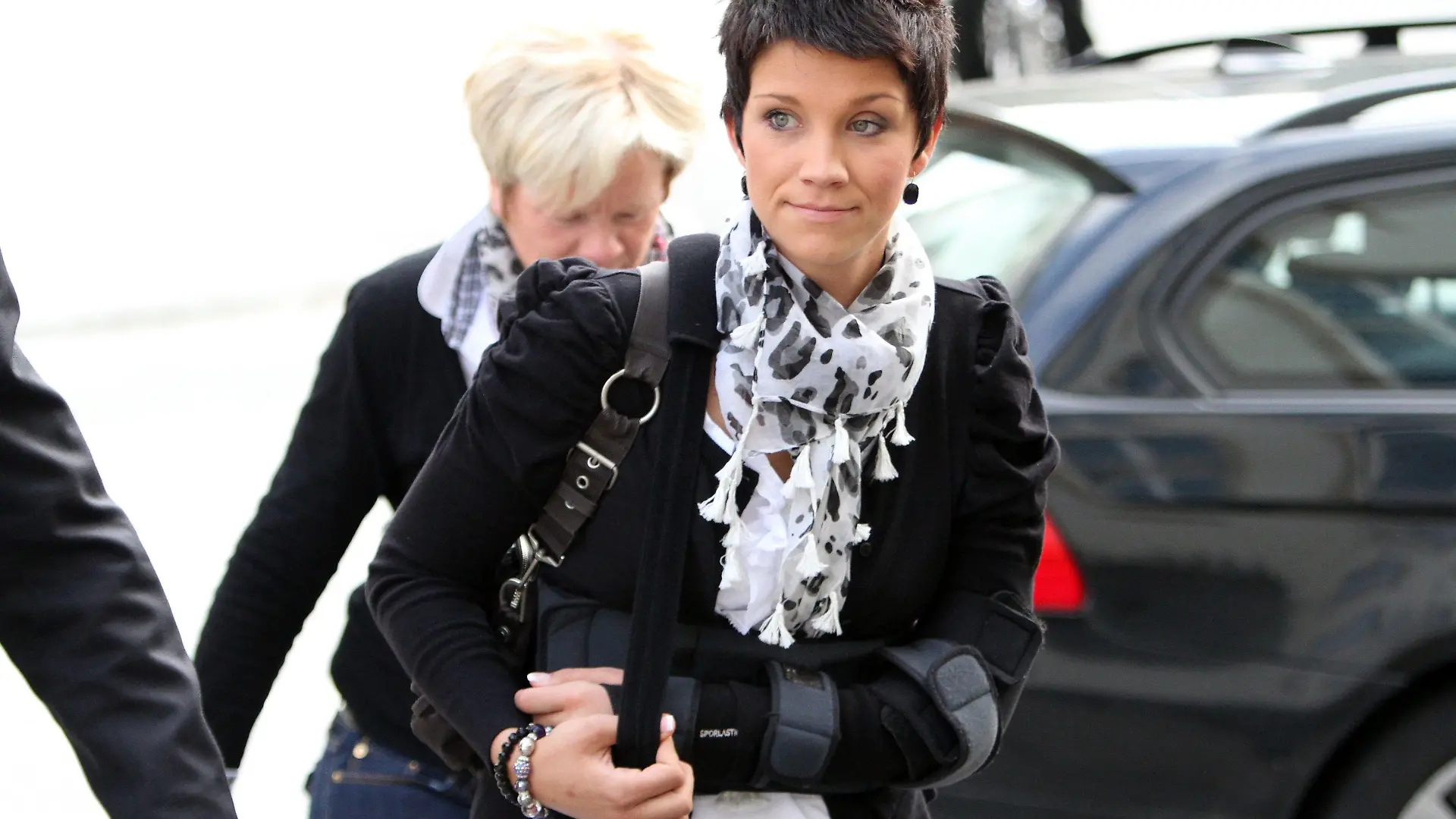 Die Sängerin Anna Maria Zimmermann schaut am Dienstag (05.07.2011) auf dem Weg zum Landgericht Paderborn zur Seite. Sie wird begleitet von ihrer Mutter (Hintergrund). Am Dienstag muss sich der Pilot des Hubschraubers, der vor acht Monaten mit der Sängerin und zwei weiteren Personen in Altenbeken abstürzte, vor Gericht verantworten. Die Anklage wirft dem Piloten Flugfehler vor. Foto: Oliver Krato dpa/ lnw  +++(c) dpa - Bildfunk+++