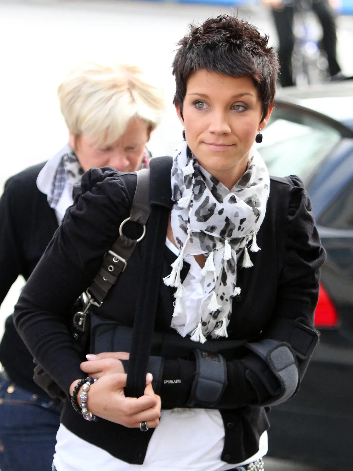 Die Sängerin Anna Maria Zimmermann schaut am Dienstag (05.07.2011) auf dem Weg zum Landgericht Paderborn zur Seite. Sie wird begleitet von ihrer Mutter (Hintergrund). Am Dienstag muss sich der Pilot des Hubschraubers, der vor acht Monaten mit der Sängerin und zwei weiteren Personen in Altenbeken abstürzte, vor Gericht verantworten. Die Anklage wirft dem Piloten Flugfehler vor. Foto: Oliver Krato dpa/ lnw  +++(c) dpa - Bildfunk+++