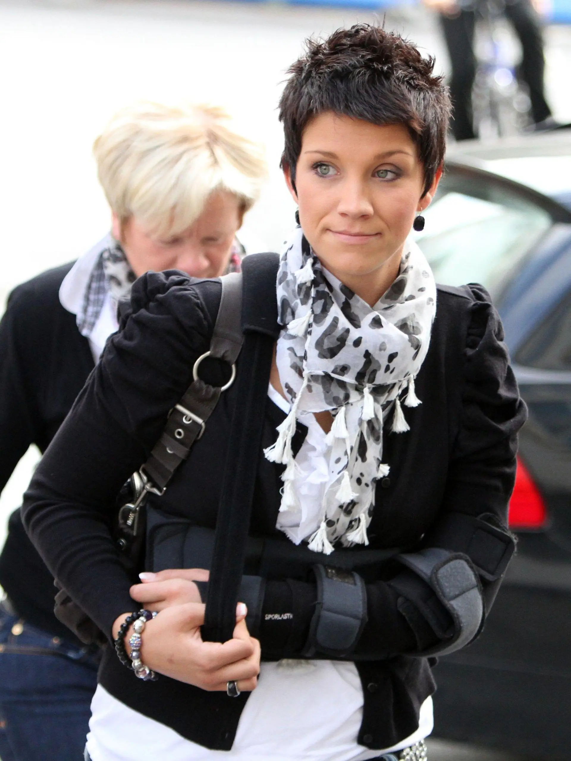 Die Sängerin Anna Maria Zimmermann schaut am Dienstag (05.07.2011) auf dem Weg zum Landgericht Paderborn zur Seite. Sie wird begleitet von ihrer Mutter (Hintergrund). Am Dienstag muss sich der Pilot des Hubschraubers, der vor acht Monaten mit der Sängerin und zwei weiteren Personen in Altenbeken abstürzte, vor Gericht verantworten. Die Anklage wirft dem Piloten Flugfehler vor. Foto: Oliver Krato dpa/ lnw  +++(c) dpa - Bildfunk+++