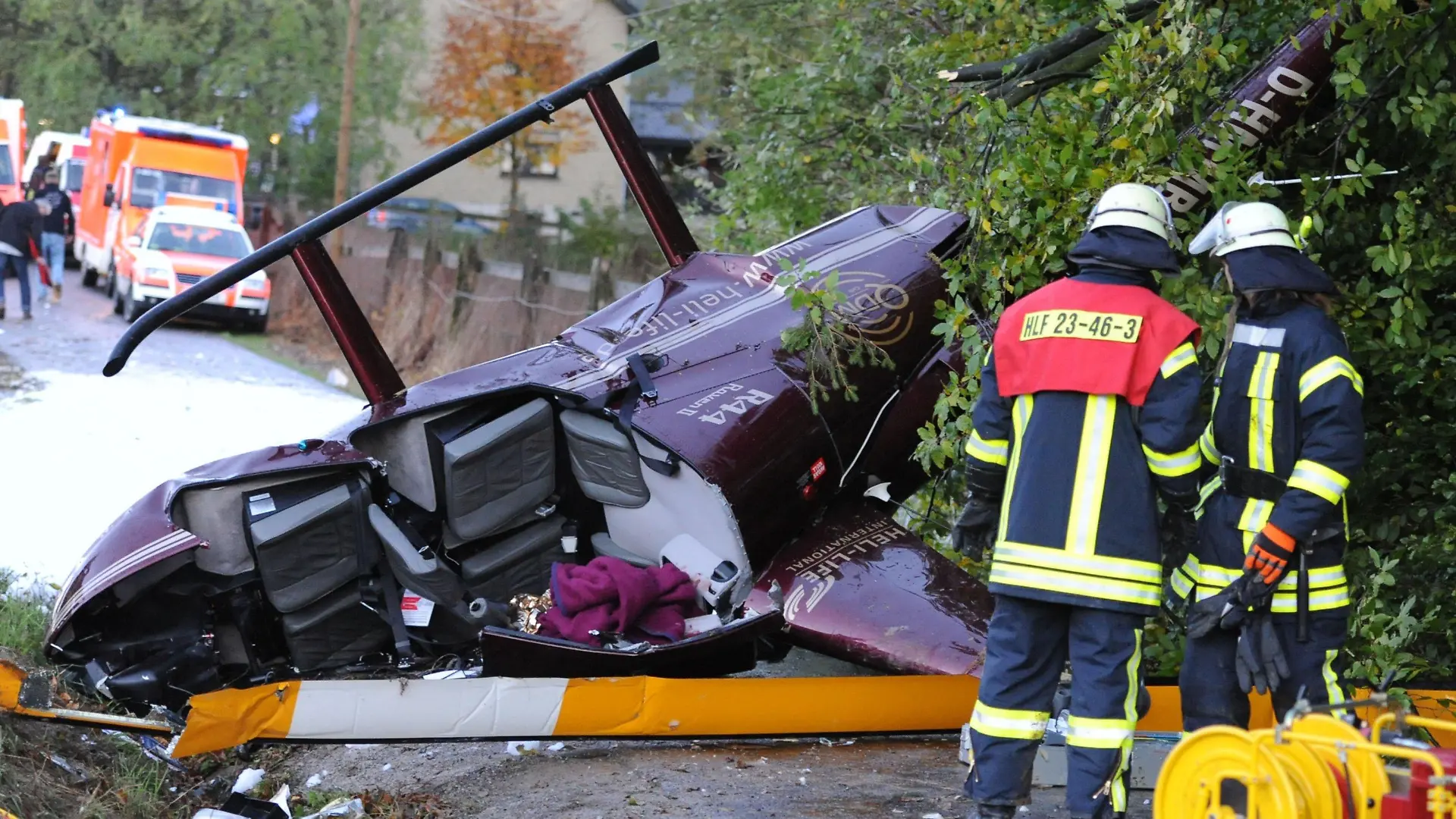 ARCHIV - Rettungskräfte stehen am Sonntag (24.10.2010) nach einem Hubschrauber-Absturz bei Altenbeken in Nordrhein-Westefalen an der Unfallstelle. Bei der missglückten Landung eines Hubschraubers in Nordrhein-Westfalen sind am Sonntag vier Menschen schwer verletzt worden, darunter die Schlagersängerin Anna-Maria Zimmermann. In einem Presse-Statement will sich der behandelnden Chefarztes im Traumazentrum Bethel am Dienstag (02.11.2010)zum Gesundheitszustand von Schlagersängerin Anna-Maria Zimmermann äußern. Zimmermann war vor einer Woche mit dem Hubschrauber abgestürzt.  Foto: Marc Köppelmann dpa/lnw  +++(c) dpa - Bildfunk+++