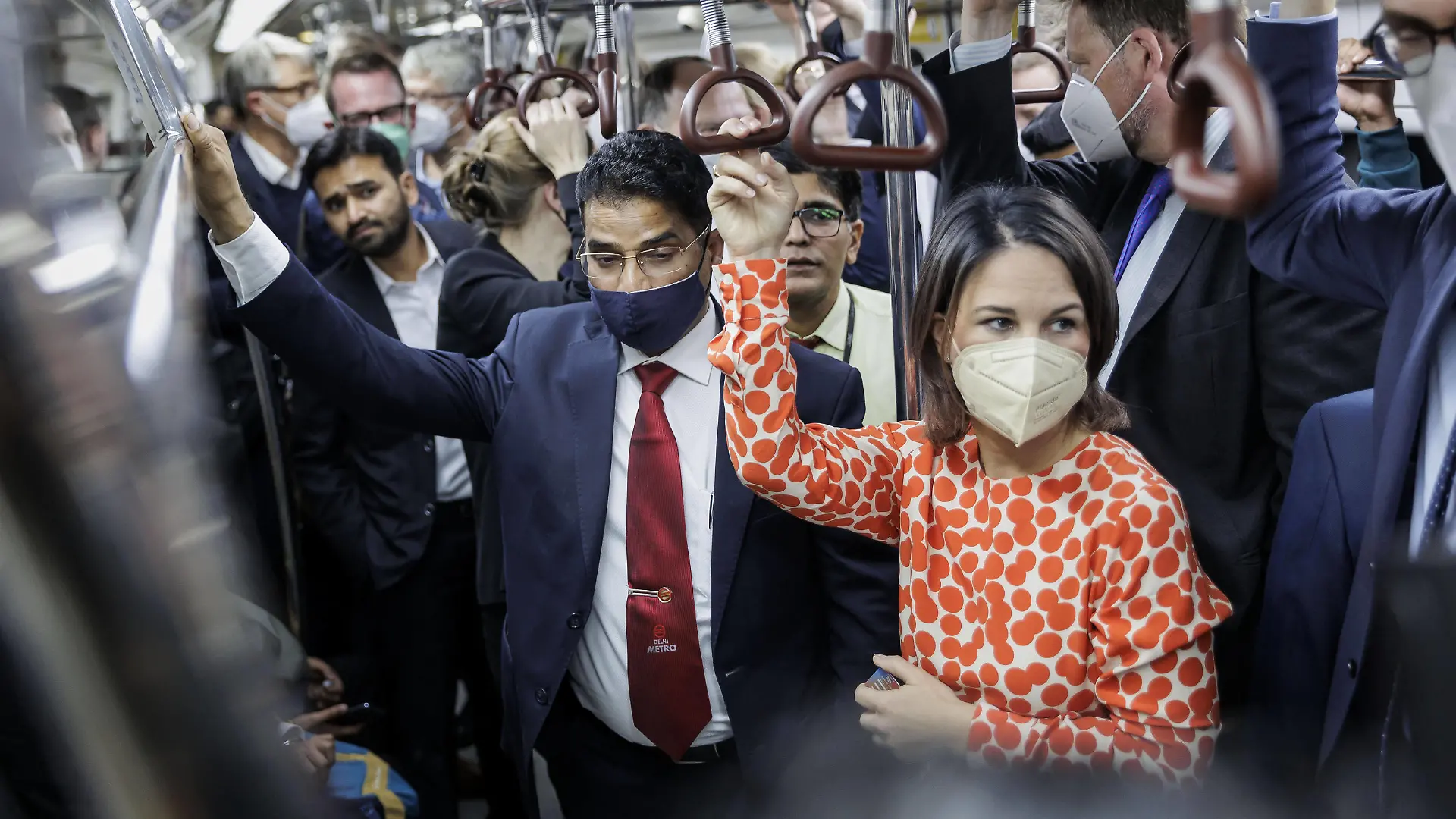 News Bilder des Tages Annalena Baerbock Buendnis 90/Die Gruenen, Bundesaussenministerin, aufgenommen im Rahmen einer Metrofahrt in Richtung Kashmir Gate zur Station Lal Qila in Neu-Delhi, 05.12.2022. Neu-Delhi Indien *** Annalena Baerbock Buendnis 90 Die Gruenen , German Foreign Minister, photographed during a metro ride towards Kashmir Gate to Lal Qila station in New Delhi, 05 12 2022 New Delhi India Copyright: xKiraxHofmannx