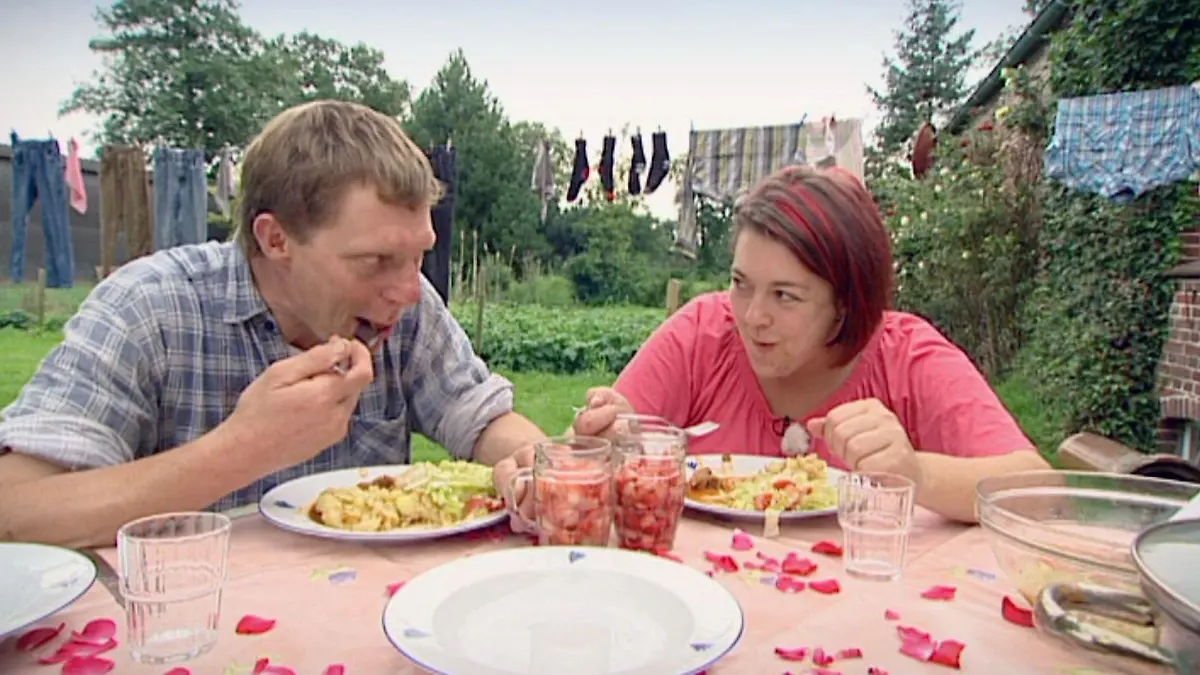 Gerold und Petra kommen sich nach gemeinsamen Tagen auf dem Hof immer Näher. Es hat ordentlich gefunkt.      ACHTUNG: Sperrfrist für alle Medien bis MO., 05.12.2011, 22.15 Uhr.  Verwendung der Bilder für Online-Medien ausschließlich mit folgender Verlinkung:"Alle Infos zu "Bauer sucht Frau" im Special bei RTL.de: www.rtl.de/cms/sendungen/bauer-sucht-frau.html//