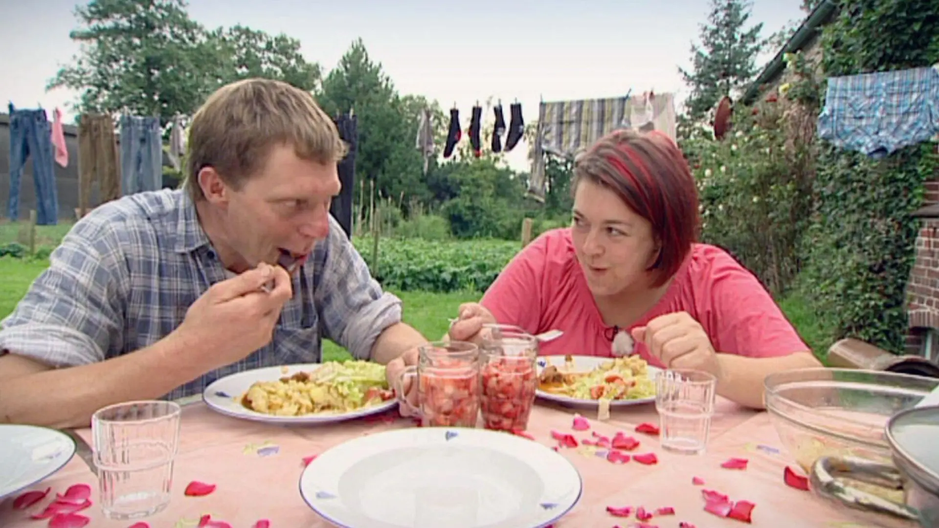 Gerold und Petra kommen sich nach gemeinsamen Tagen auf dem Hof immer Näher. Es hat ordentlich gefunkt. ACHTUNG: Sperrfrist für alle Medien bis MO., 05.12.2011, 22.15 Uhr. Verwendung der Bilder für Online-Medien ausschließlich mit folgender Verlinkung:"Alle Infos zu "Bauer sucht Frau" im Special bei RTL.de: www.rtl.de/cms/sendungen/bauer-sucht-frau.html//
