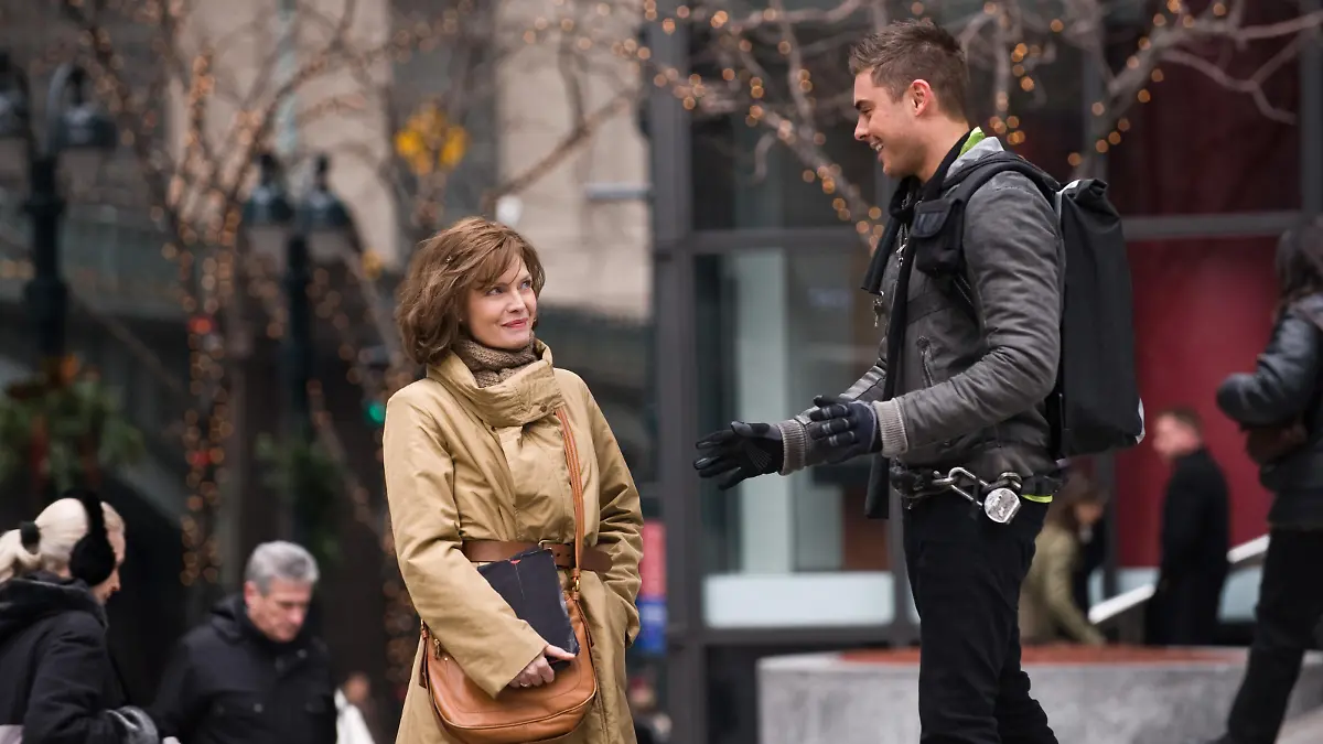 Michelle Pfeiffer Zac Efron NYE.jpg