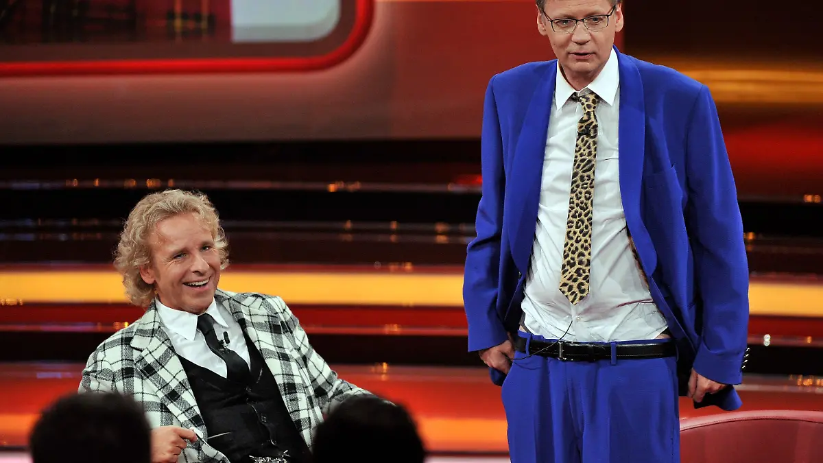 Der Moderator Thomas Gottschalk (l) lacht mit Gastgeber Günter Jauch (r) am Sonntag (04.12.2011) in Köln beim RTL-Jahresrückblick 2011 "Menschen, Bilder, Emotionen" über den Anzug den Jauch trägt. In der Live-Sendung erzählen Prominente und unbekannte Menschen von ihren Erlebnissen im Jahr 2011. Foto: Henning Kaiser dpa/lnw  +++(c) dpa - Bildfunk+++