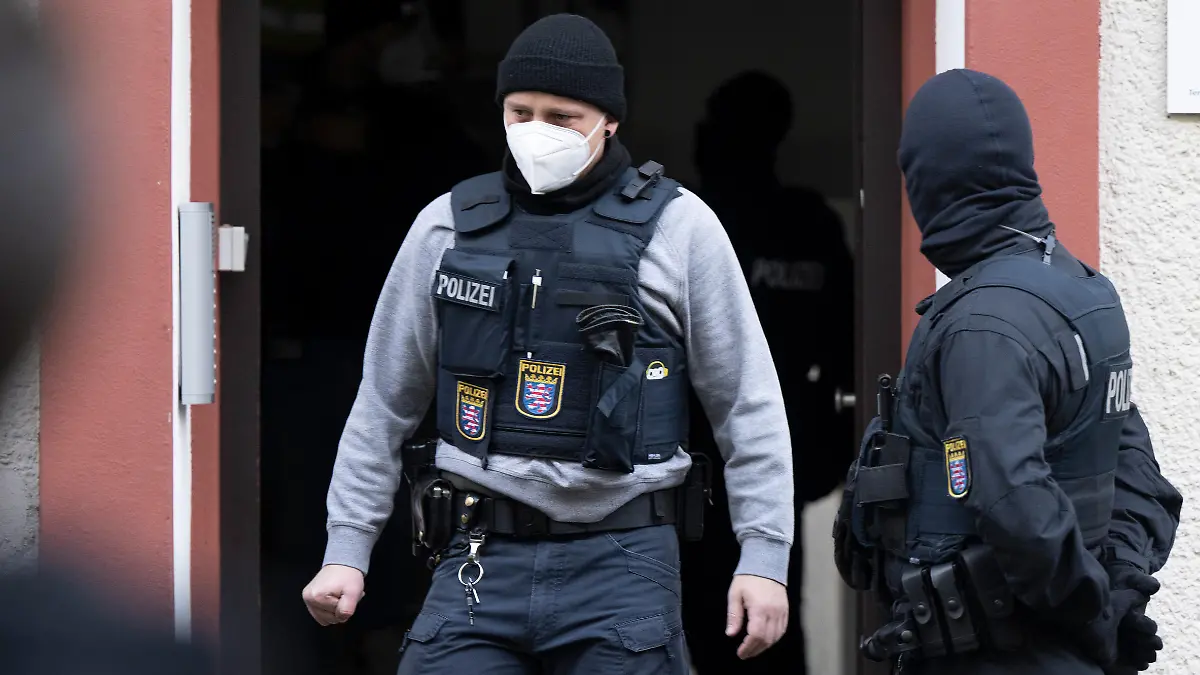 07.12.2022, Hessen, Frankfurt/Main: Bei einer Razzia gegen sogenannte «Reichsbürger» stehen Polizisten vor einem durchsuchten Objekt in Frankfurt. Die Bundesanwaltschaft hat am Mittwochmorgen mehrere Menschen aus der sogenannten Reichsbürgerszene im Zuge einer Razzia festnehmen lassen. Zahlreiche Beamte seien in mehreren Bundesländern im Einsatz, sagte eine Sprecherin der Karlsruher Behörde. Foto: Boris Roessler/dpa +++ dpa-Bildfunk +++