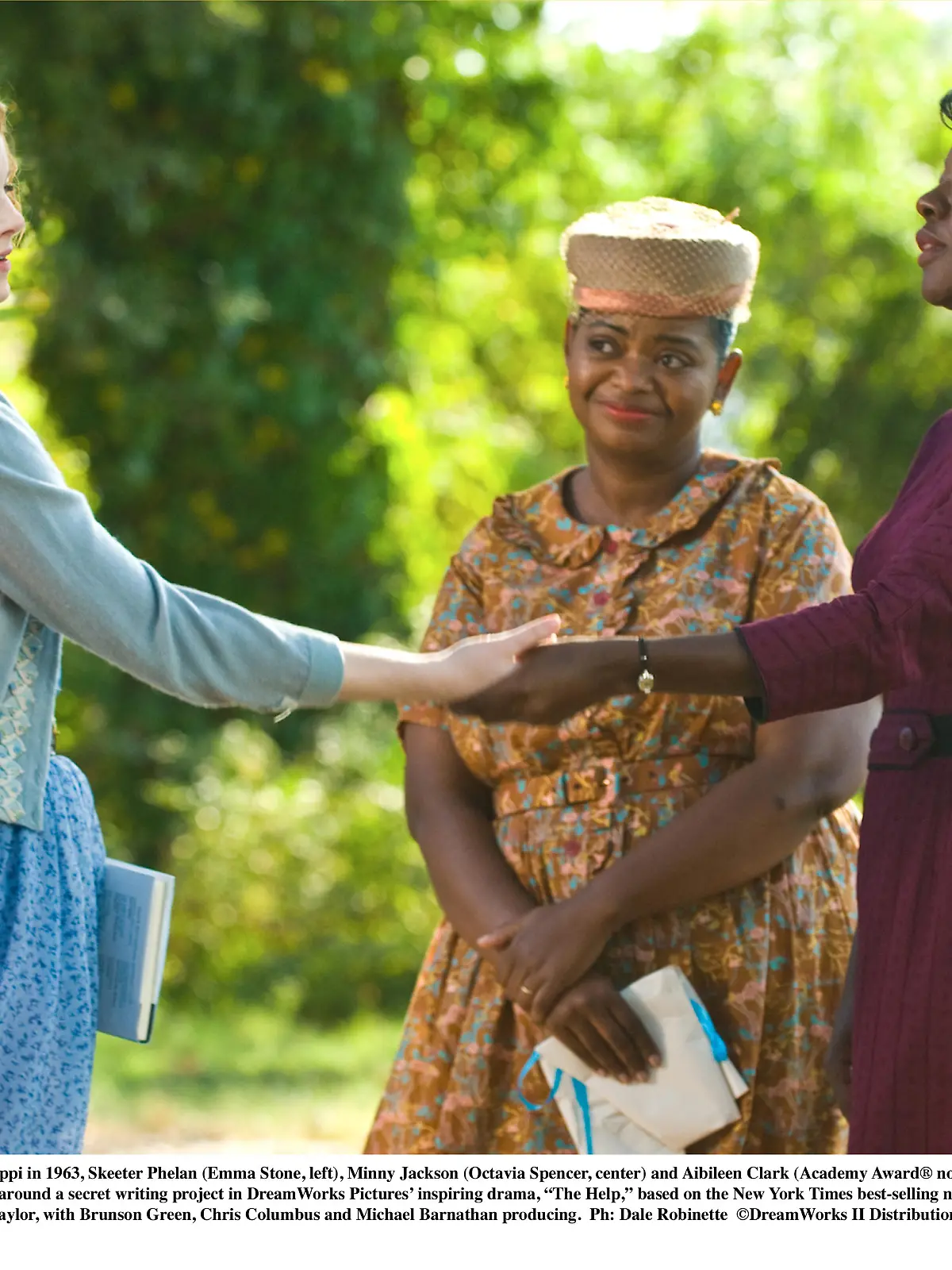 "THE HELP"TH-001RIn Jackson, Mississippi in 1963, Skeeter Phelan (Emma Stone, left), Minny Jackson (Octavia Spencer, center) and Aibileen Clark (Academy Award¨ nominee Viola Davis, right), three very different, extraordinary women, build an unlikely friendship around a secret writing project in DreamWorks PicturesÕ inspiring drama, ÒThe Help,Ó based on the New York Times best-selling novel by Kathryn Stockett. ÒThe HelpÓ is written for the screen and directed by Tate Taylor, with Brunson Green, Chris Columbus and Michael Barnathan producing.Ph: Dale Robinette©DreamWorks II Distribution Co., LLC. ÊAll Rights Reserved.