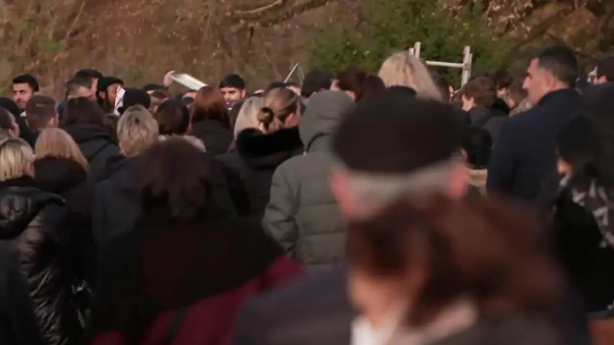 Mehr als tausend Menschen kamen zur Beerdigung von Ece S. in Illerkirchberg.
