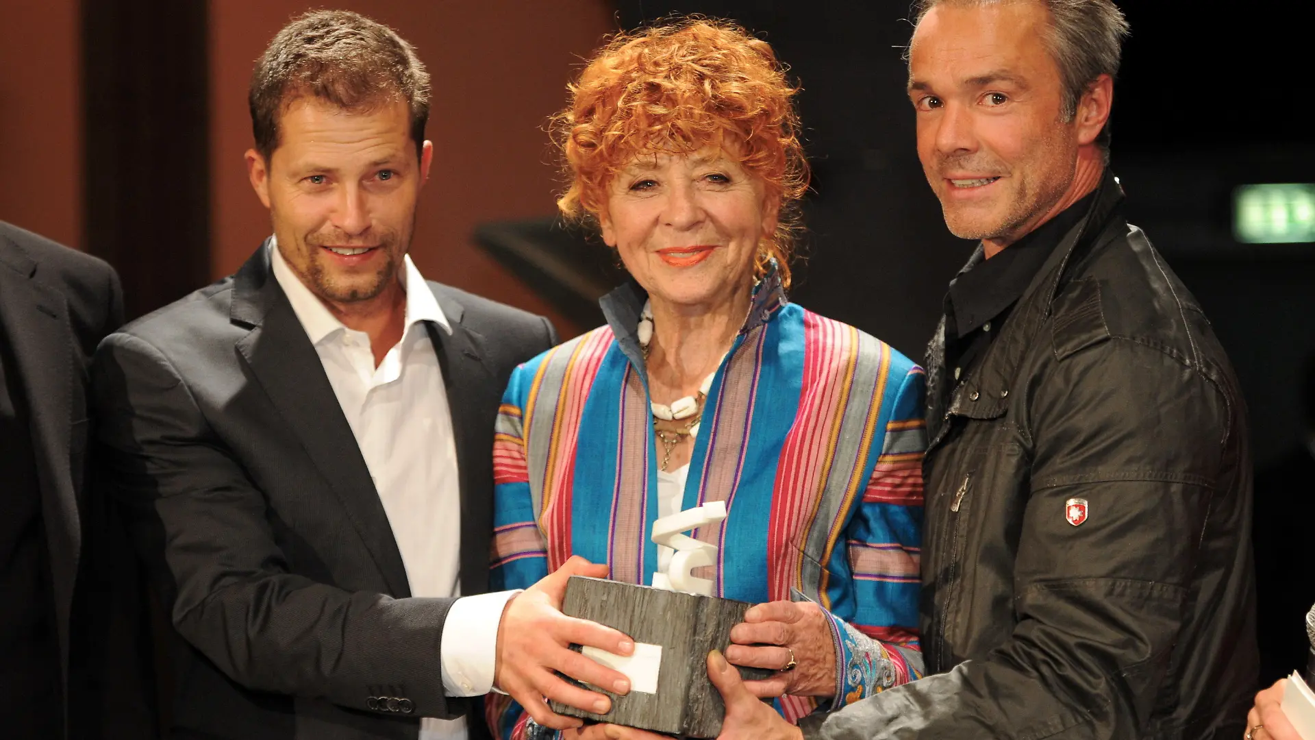 Die Schauspieler Hannes Jaenicke (r), Til Schweiger (l) und die Fotografin Herlinde Koelbl stehen am Dienstag (29.11.2011) in den Bavaria Filmstudios in Geiselgasteig bei München (Oberbayern) bei der Verleihung des Querdenker-Preises zusammen. Der Preis des Querdenker-Clubs wird in sieben Kategorien verliehen. Jaenicke, Schweiger und Koelbl werden mit Ehrenpreisen ausgezeichnet. Foto: Tobias Hase dpa/lby +++(c) dpa - Bildfunk+++