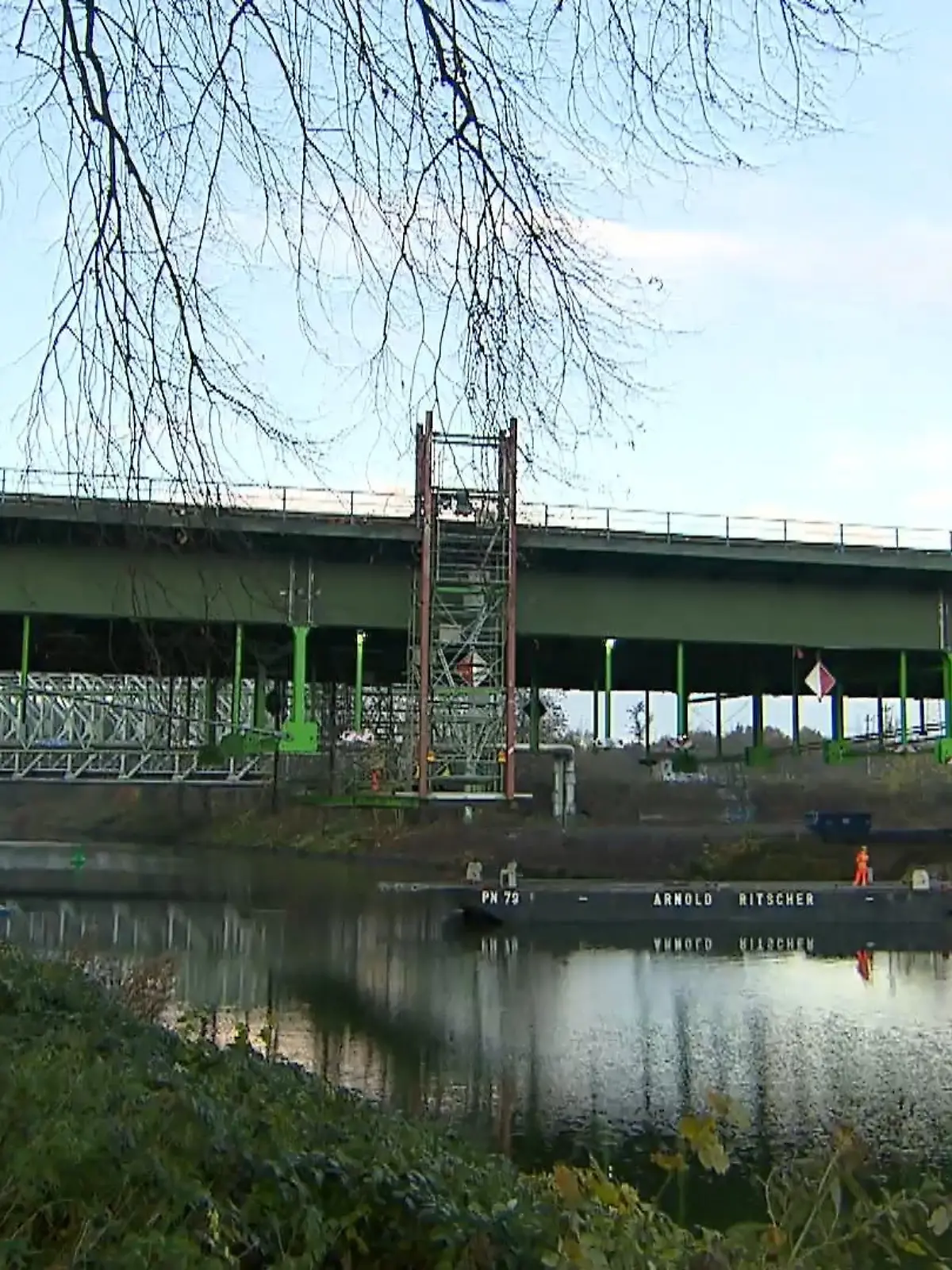 Bild zu: "A43-Brücke bekommt Stäbe"