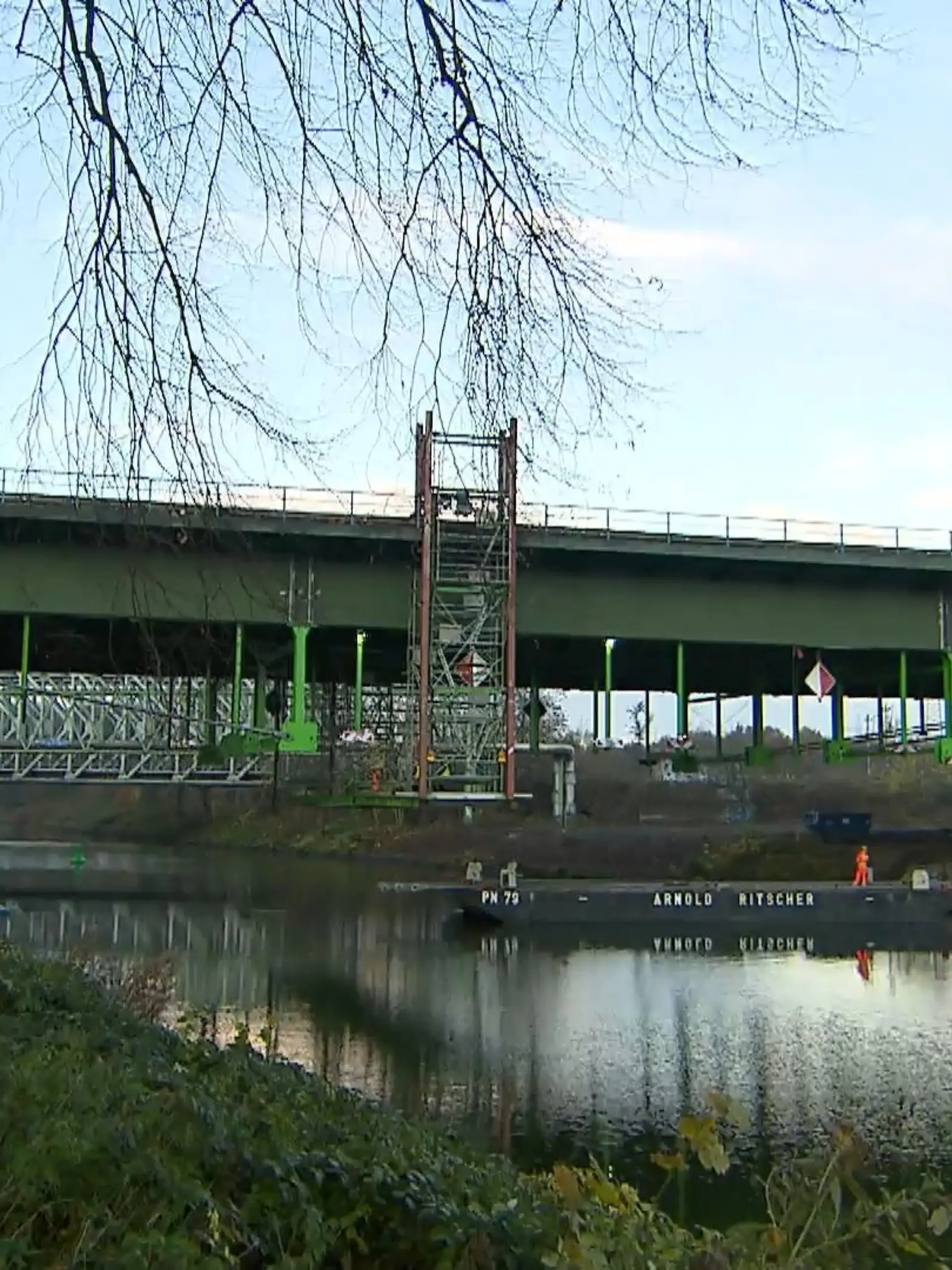 Bild zu: "A43-Brücke bekommt Stäbe"