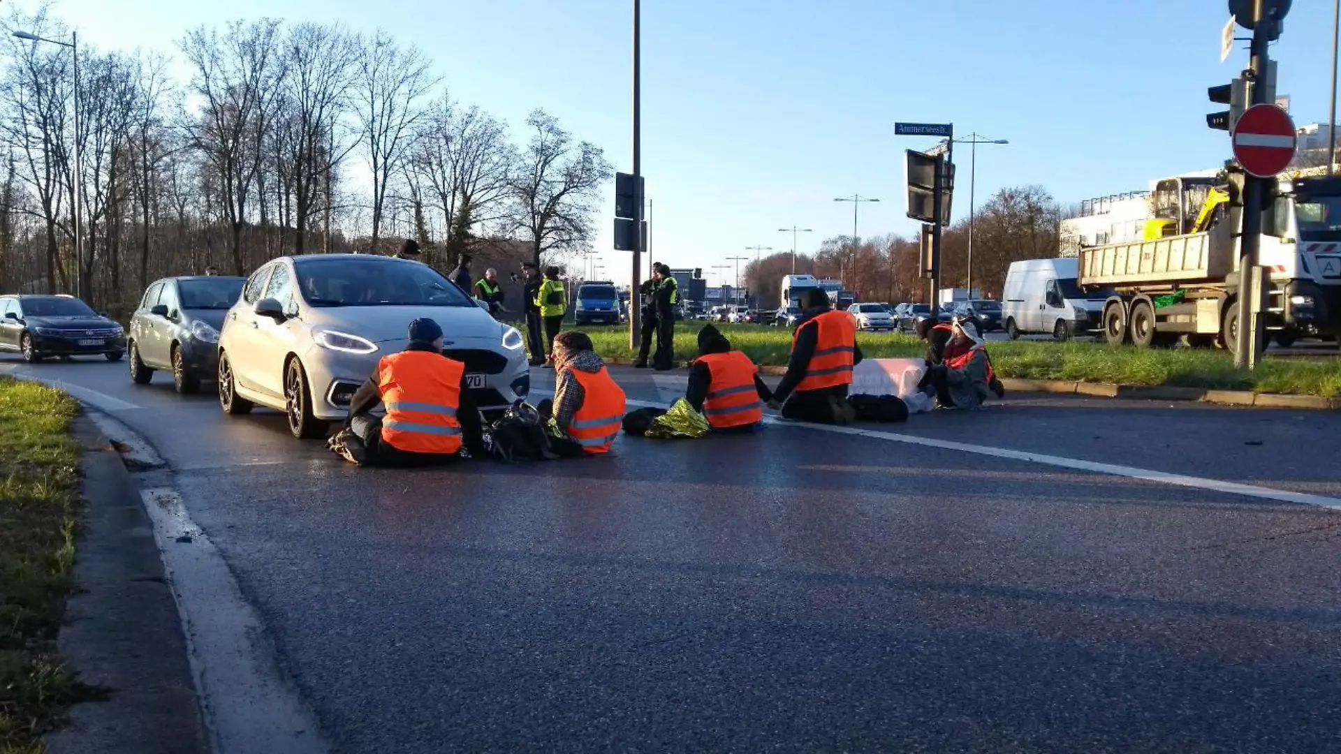 News Bilder des Tages Letzte Generation blockiert Straßen in München Am 6.12.2022 blockierten Aktivist*innen der Letzten Generation wieder Straßen in München. Sie fordern die Wiedereinführung des Neun-Euro-Tickets für den ÖPNV und ein Tempolimit 100 km/h auf deutschen Autobahnen. -- On December 6, 2022 activists of the Last Generation Letzte Generation blocked roads in Munich, Germany again. They demand the reintroduction of the 9-euro-ticket for the public transport and a speed limit of 100 km/h on German highways. München Bayern Deutschland Copyright: xLGBPx