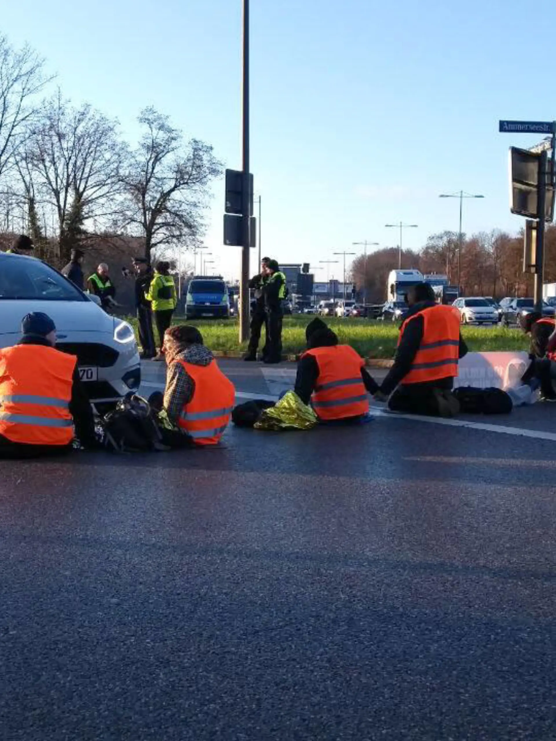 News Bilder des Tages Letzte Generation blockiert Straßen in München Am 6.12.2022 blockierten Aktivist*innen der Letzten Generation wieder Straßen in München. Sie fordern die Wiedereinführung des Neun-Euro-Tickets für den ÖPNV und ein Tempolimit 100 km/h auf deutschen Autobahnen. -- On December 6, 2022 activists of the Last Generation  Letzte Generation  blocked roads in Munich, Germany again. They demand the reintroduction of the 9-euro-ticket for the public transport and a speed limit of 100 km/h on German highways. München Bayern Deutschland Copyright: xLGBPx