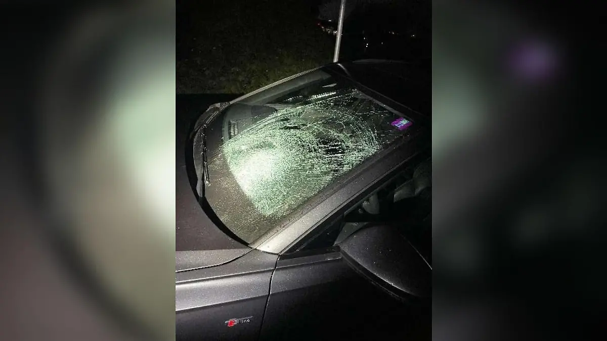 Ein Gegenstand zerstörte die Frontscheibe eines Autos.