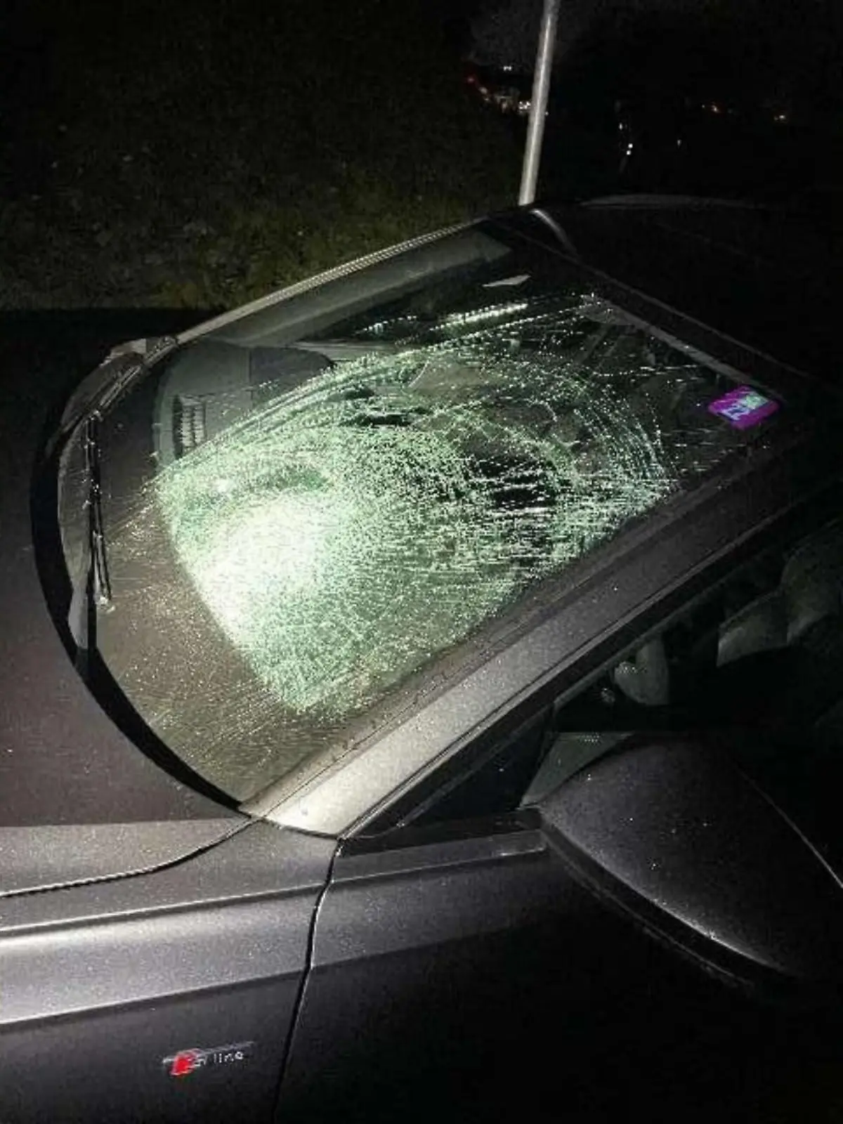 Ein Gegenstand zerstörte die Frontscheibe eines Autos.