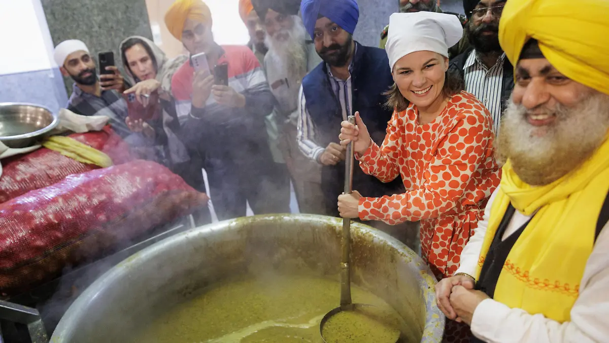  Annalena Baerbock Buendnis 90/Die Gruenen, Bundesaussenministerin, aufgenommen im Rahmen eines Besuchs der Gurudwara Sis Ganj Sahib Sikh-Tempel und der dazugehoerigen Kueche in Neu-Delhi, 05.12.2022. Neu-Delhi Indien *** Annalena Baerbock Buendnis 90 Die Gruenen , German Foreign Minister, taken during a visit to the Gurudwara Sis Ganj Sahib Sikh Temple and its kitchen in New Delhi, 05 12 2022 New Delhi India Copyright: xKiraxHofmannx