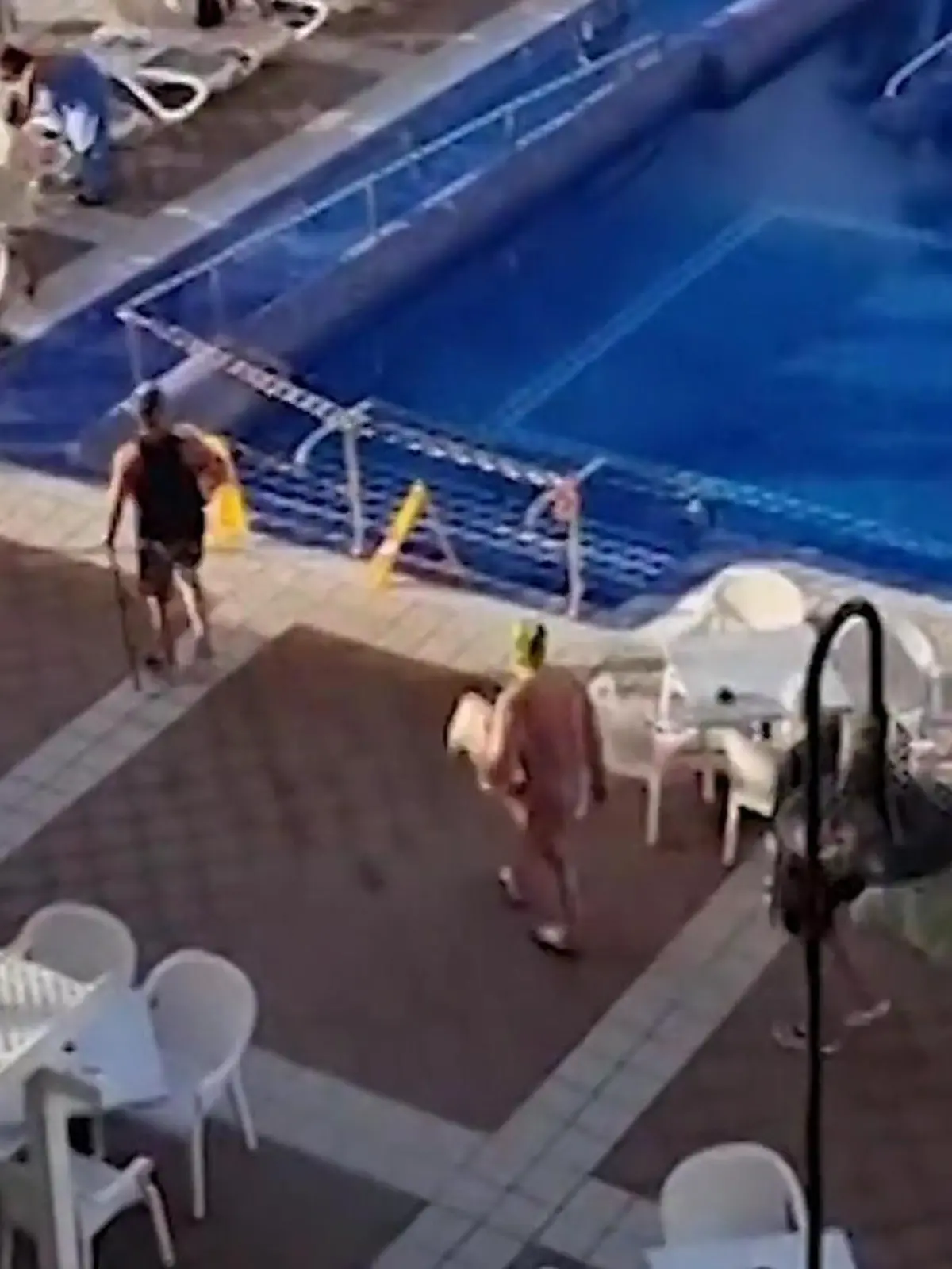 Sieben Uhr morgens auf Fuerteventura: Wo die einen noch schlafen, heißt es für die anderen: Attacke! Denn genau zu dieser Uhrzeit hat das Hotel die Liegen freigegeben. Natürlich muss man da mitziehen, wenn man noch einen der heißbegehrten Plätze bekommen will!