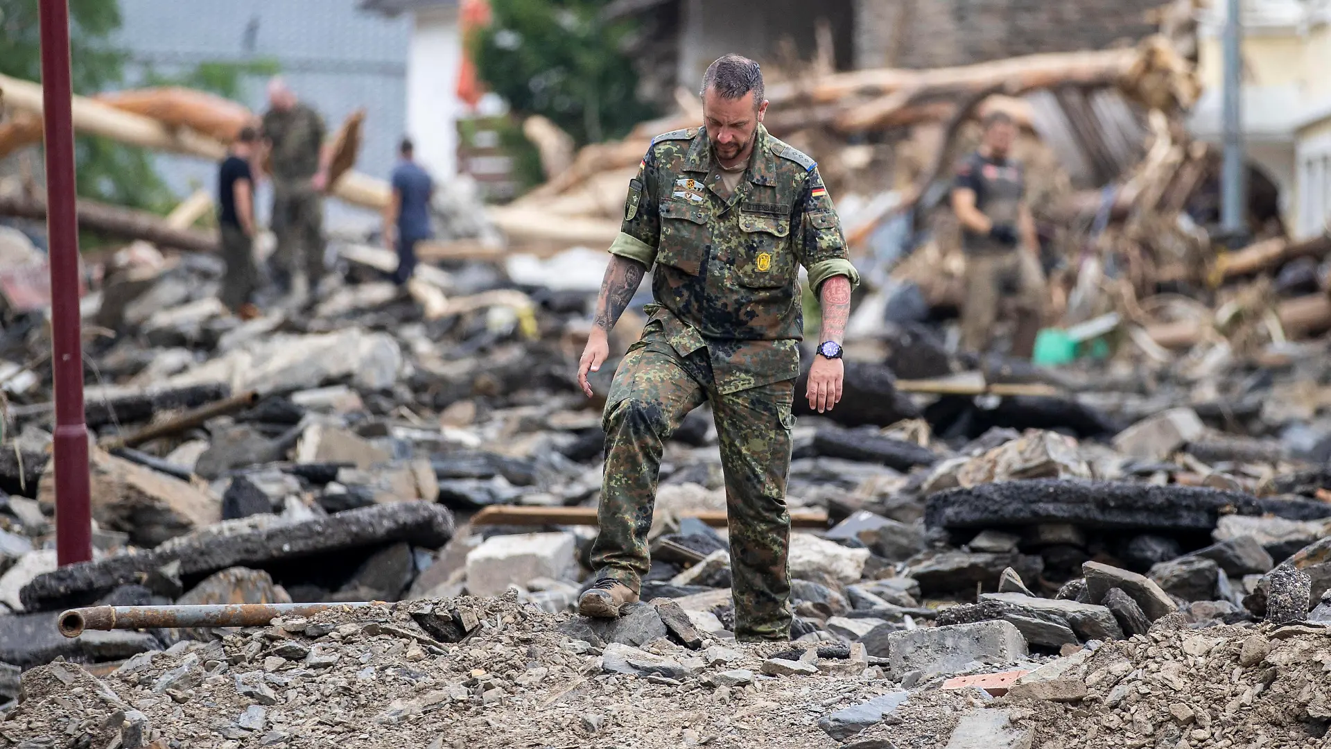 19.07.2021 , Mayschoß ist eine Ortsgemeinde im Landkreis Ahrweiler in Rheinland-Pfalz. Sie gehört der Verbandsgemeinde Altenahr an. Hier hat das Hochwasser extrem gewütet , die Bewohner des Ortes warteten tagelang auf Hilfe , nun ist seit Sonntagabend die Bundeswehr und das THW im Ort. Freiwillige Helfer , Anwohner und Bundeswehr erkunden den Ort. *** 19 07 2021, Mayschoß is a municipality in the district Ahrweiler in Rhineland-Palatinate It belongs to the municipality Altenahr to Here the flood has raged extremely, the inhabitants of the place waited for days for help, now is since Sunday evening the Federal Armed Forces and the THW in the place volunteers, residents and Federal Armed Forces explore the place