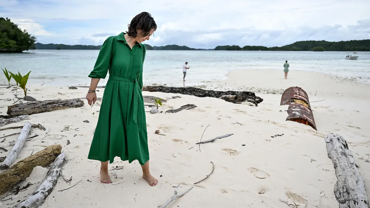 Annalena Baerbock (Bündnis 90/Die Grünen), Bundesministerin des Auswärtigen, geht bei einem Besuch der Inselrepublik Palau über die Insel Ngkesill. Im Mittelpunkt des Besuchs stehen die Auswirkungen der Klimakrise. Als Inselstaat ist Palau besonders vom Klimawandel betroffen.