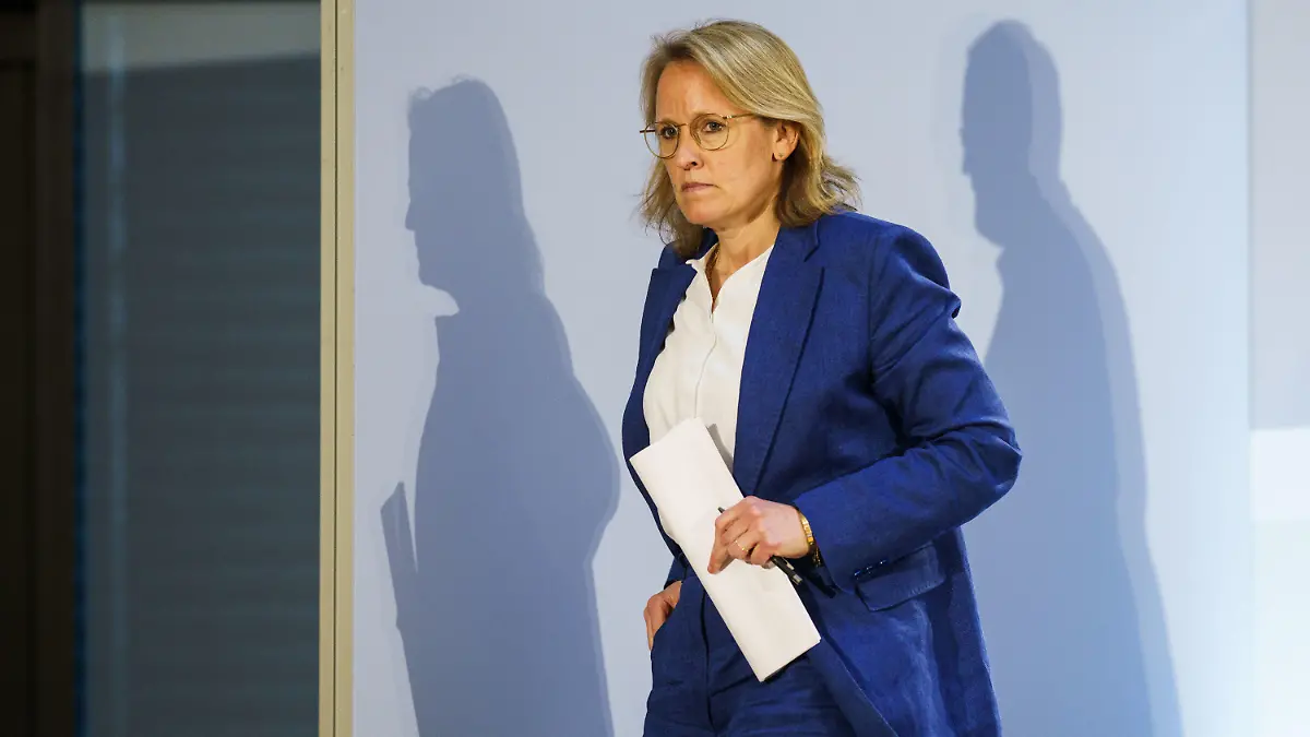 ARCHIV - 30.05.2022, Hessen, Wiesbaden: Donata Hopfen, Vorsitzende der Geschäftsführung der DFL Deutsche Fußball Liga, verlässt nach einer DFL-Mitgliederversammlung am Ende einer Pressekonferenz im Wiesbadener Kongress-Zentrum das Podium (zu dpa: «Schweres Erbe und fehlender Rückhalt: DFL-Chefin Hopfen vor dem Aus?») Foto: Frank Rumpenhorst/dpa +++ dpa-Bildfunk +++