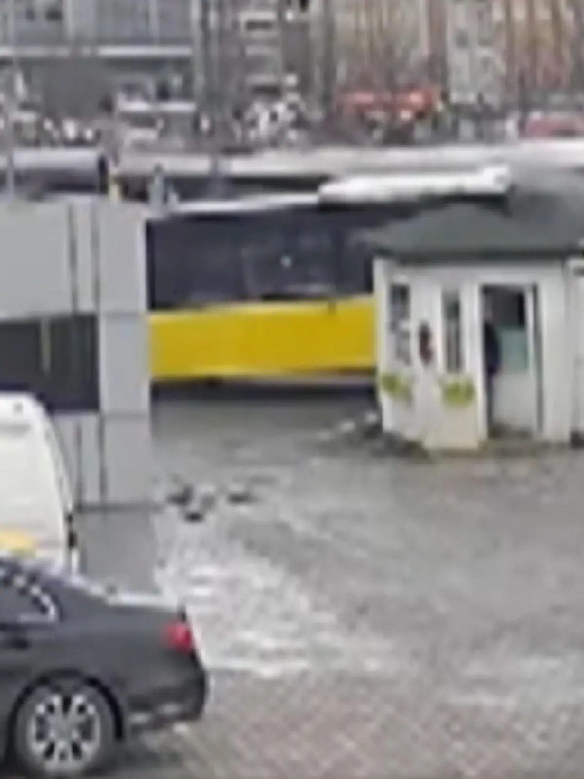 In Istanbul kam es zu einem tragischen Unfall. Eine Straßenbahn hat hier einen Gelenkbus zerteilt. Eine Überwachungskamera filmt den Vorfall.