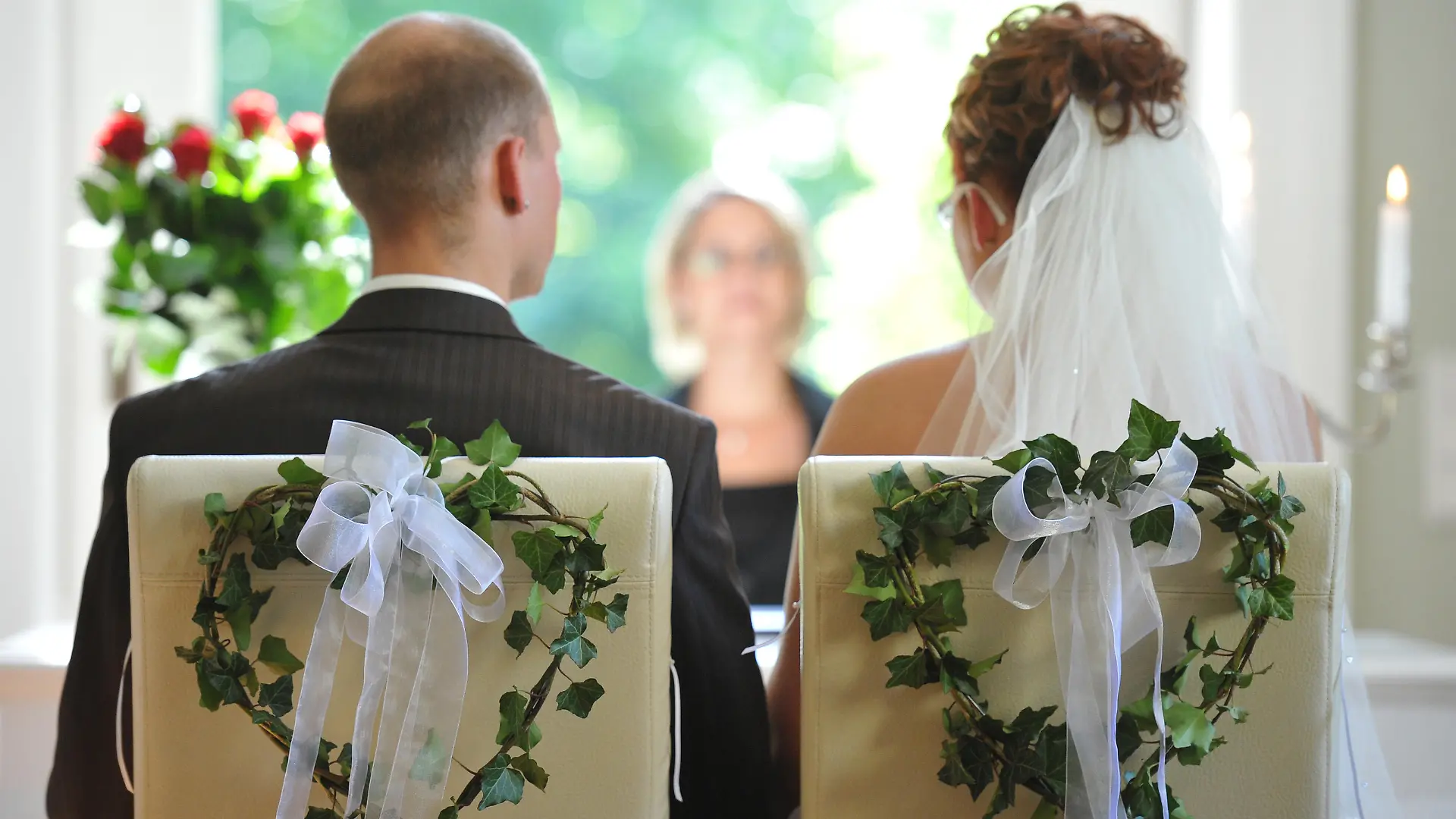Ein junges Hochzeitspaar während ihrer Trauung vor der Standesbeamtin im Schlosspark im brandenburgischen Steinhöfel (Oder-Spree), aufgenommen am 24.09.2010. Foto: Patrick Pleul