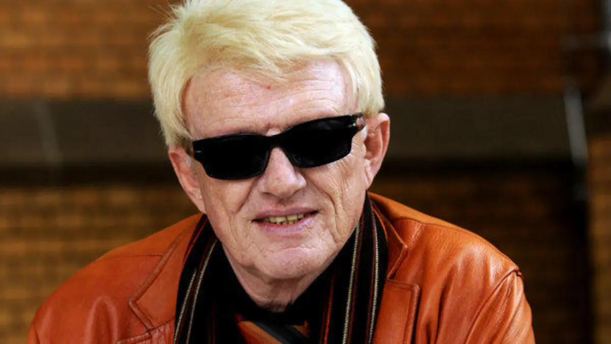 Der Volkssänger Heino posiert am Donnerstag (22.09.2011) in Düsseldorf in der Christuskirche, wo er in einer Pressekonferenz sein Konzert, das am 02.12.2011 im Rahmen seiner Kirchentournee "Die Himmel rühmen" in der Kirche stattfindet, vorstellte. Bei der Tournee, die am 27.11.2011 in der Herz - Jesu - Kirche in Gladbeck startet und am 18.12.2011 in der St.Michael Kirche in Monschau-Höfen endet, wird Heino sowohl Werke von Schubert, Mozart, Beethoven, Tschaikosky und Bach als auch traditionelle Weihnachtslieder vortragen. Begleitet wird er dabei vom "Gloria Quartett" und Franz Lambert an der elektronischen Orgel. Foto: Horst Ossinger