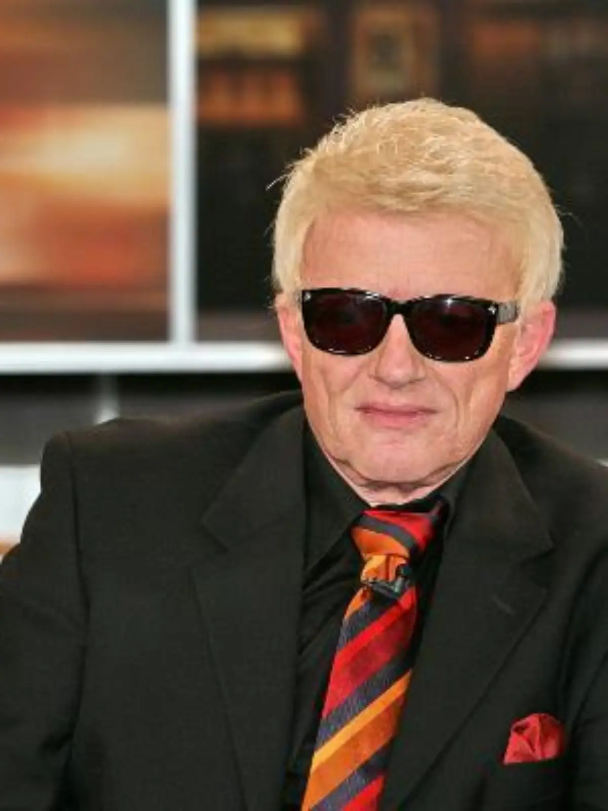 Der Sänger Heino posiert am Dienstag (25.11.2008) in Hamburg nach der Aufzeichnung der Talkshow "Johannes B. Kerner" für die Fotografen. Die Sendung wird am Abend im ZDF ausgestrahlt. Foto: Bodo Marks   +++(c) dpa - Report+++