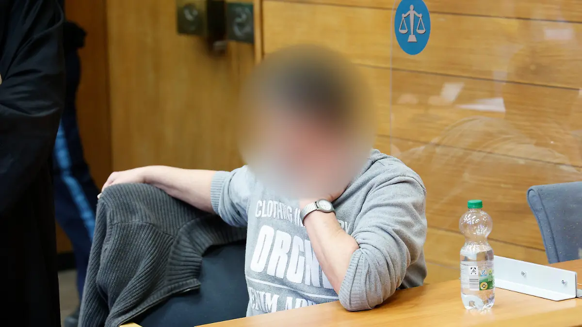 05.12.2022, Bayern, Traunstein: Eine von zwei Angeklagten wartet im Saal des Traunsteiner Landgerichts. Die Anklagebehörde wirft Mutter und Tochter vor, sie hätten gemeinsam beschlossen, ihren 75 Jahre alten Vater beziehungsweise Großvater zu töten. Foto: Uwe Lein/dpa - ACHTUNG: Die Angeklagte wurde aus rechtlichen Gründen gepixelt +++ dpa-Bildfunk +++
