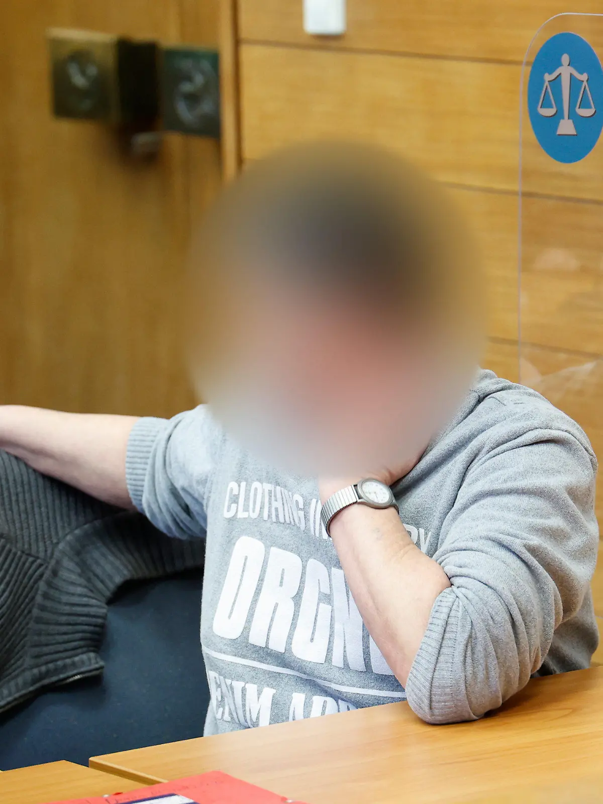 05.12.2022, Bayern, Traunstein: Eine von zwei Angeklagten wartet im Saal des Traunsteiner Landgerichts. Die Anklagebehörde wirft Mutter und Tochter vor, sie hätten gemeinsam beschlossen, ihren 75 Jahre alten Vater beziehungsweise Großvater zu töten. Foto: Uwe Lein/dpa - ACHTUNG: Die Angeklagte wurde aus rechtlichen Gründen gepixelt +++ dpa-Bildfunk +++