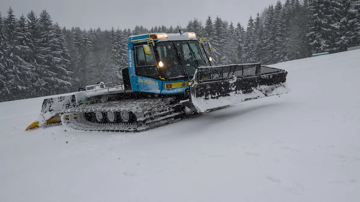 Mit seiner Pistenraupe rückt Skilift-Betreiber Harald Jörges am 15.01.2016 an der Wasserkuppe bei Gersfeld in der Rhön aus. Am Wochenende erwartet Freizeitsportler in der Rhön eine geschlossene Schneedecke und Dauerfrost. Foto: Boris Roessler/dpa +++(c) dpa - Bildfunk+++