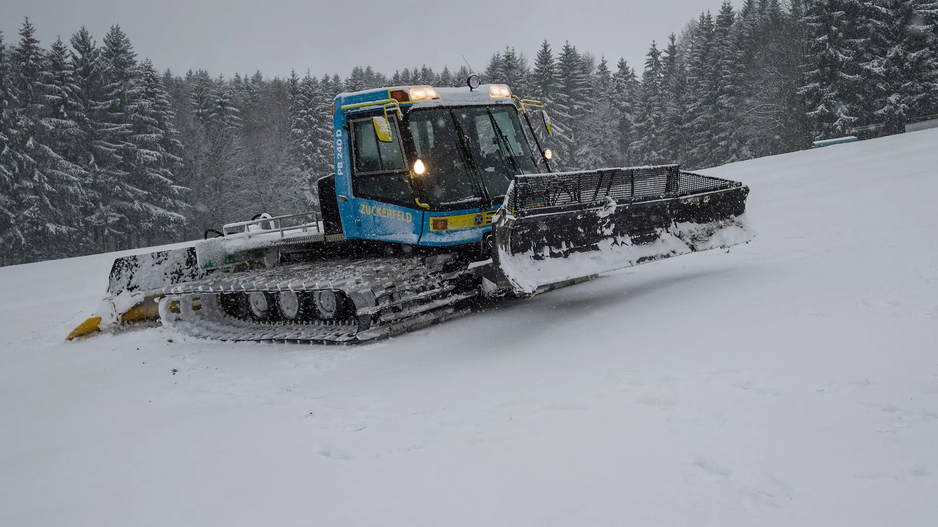 Mit seiner Pistenraupe rückt Skilift-Betreiber Harald Jörges am 15.01.2016 an der Wasserkuppe bei Gersfeld in der Rhön aus. Am Wochenende erwartet Freizeitsportler in der Rhön eine geschlossene Schneedecke und Dauerfrost. Foto: Boris Roessler/dpa +++(c) dpa - Bildfunk+++