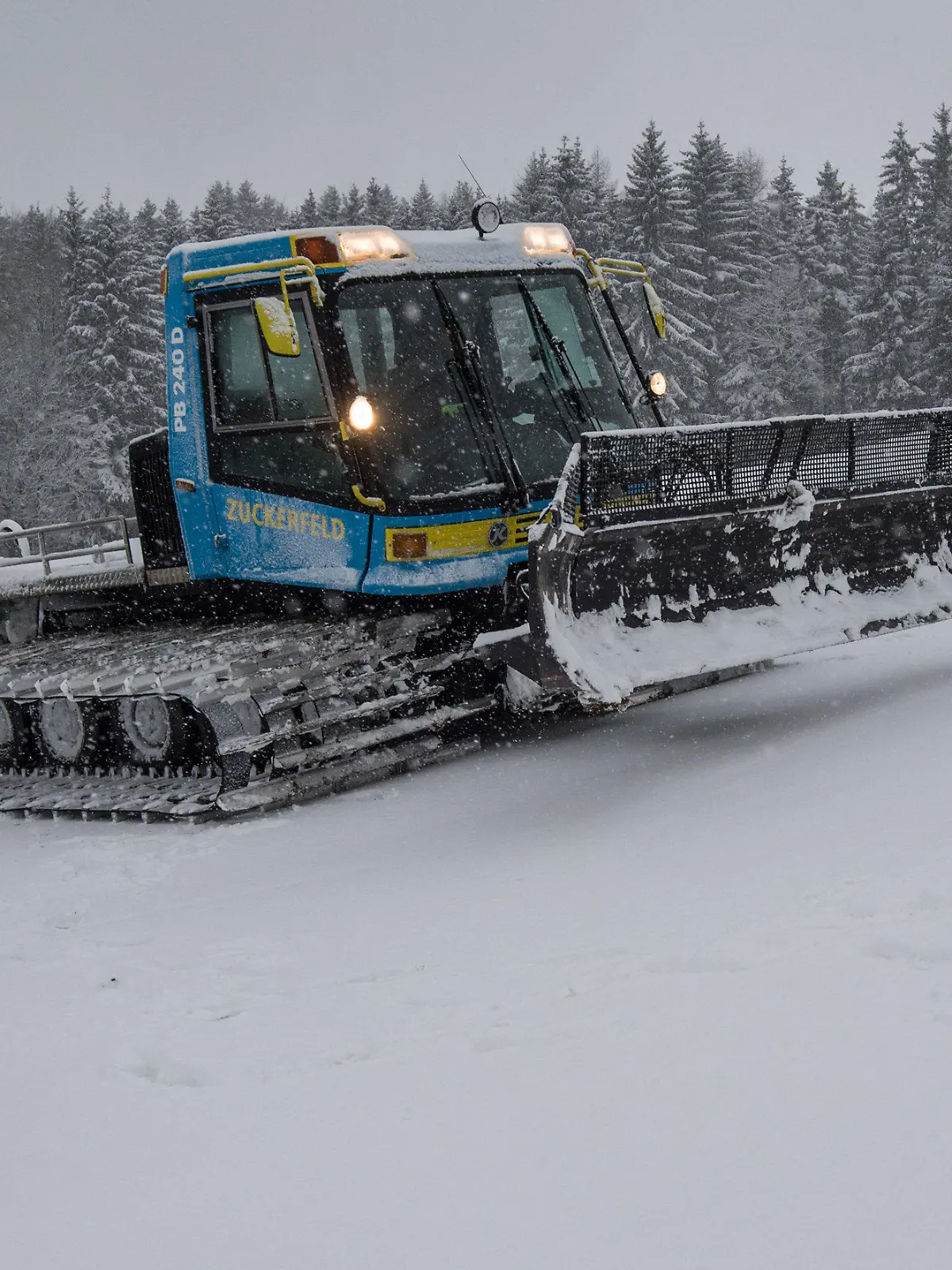 Mit seiner Pistenraupe rückt Skilift-Betreiber Harald Jörges am 15.01.2016 an der Wasserkuppe bei Gersfeld in der Rhön aus. Am Wochenende erwartet Freizeitsportler in der Rhön eine geschlossene Schneedecke und Dauerfrost. Foto: Boris Roessler/dpa +++(c) dpa - Bildfunk+++