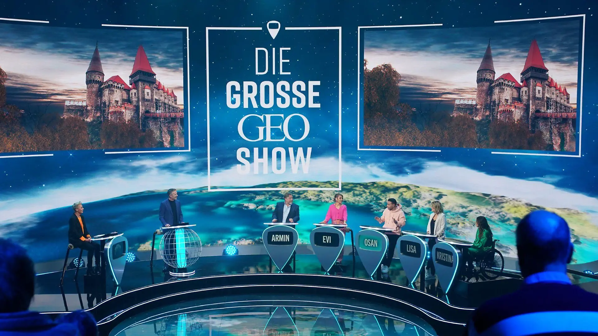 V.l.: Moderatorin Sonja Zietlow, Experte Dirk Steffens, Armin Rohde, Evi Sachenbacher-Stehle, Osan Yaran, Lisa Feller und Kristina Vogel.

Die Verwendung des sendungsbezogenen Materials ist nur mit dem Hinweis und Verlinkung auf RTL+ gestattet.