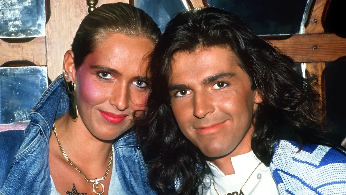 Thomas Anders, der Sänger des Popduos Modern Talking nimmt am 18.5.1986 mit seiner Ehefrau Nora an der Geburtstagsfeier von T. Gottschalk in München teil. Anders trägt eine Kette mit dem Namen seiner Frau.