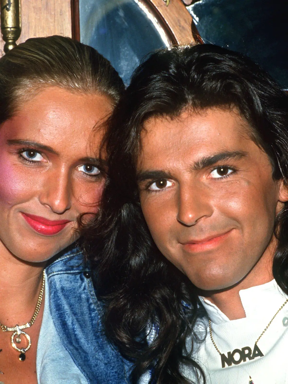 Thomas Anders, der Sänger des Popduos Modern Talking nimmt am 18.5.1986 mit seiner Ehefrau Nora an der Geburtstagsfeier von T. Gottschalk in München teil. Anders trägt eine Kette mit dem Namen seiner Frau.