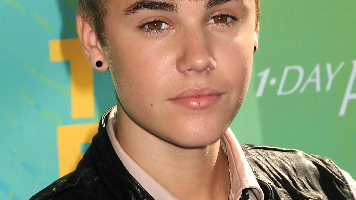 *file photosBieber's team ready to fight 'malicious' baby lawsuitJUSTIN BIEBER's representative has vowed to fight a lawsuit alleging the singer fathered a fan's child, dismissing the accusation as "malicious, defamatory, and demonstrably false".According to online reports, a 20-year-old woman from California has filed a paternity suit against the singer, 17, claiming she fell pregnant after the pair had sex backstage at a concert in Los Angeles.Bieber's camp is vehemently denying the claims made in the alleged lawsuit, and his reps warn they will use "all available legal remedies" to prove the allegations are false.In a statement to TMZ.com, Bieber's rep says, "While we haven't yet seen the lawsuit, it's sad that someone would fabricate malicious, defamatory, and demonstrably false claims."We will vigorously pursue all available legal remedies to defend and protect Justin against these allegations." Justin Bieber 2011 Teen Choice Awards held at Gibson Amphitheatre - ArrivalsUniversal City, California - 07.08.11Mandatory Credit: AdMedia/WENN.com