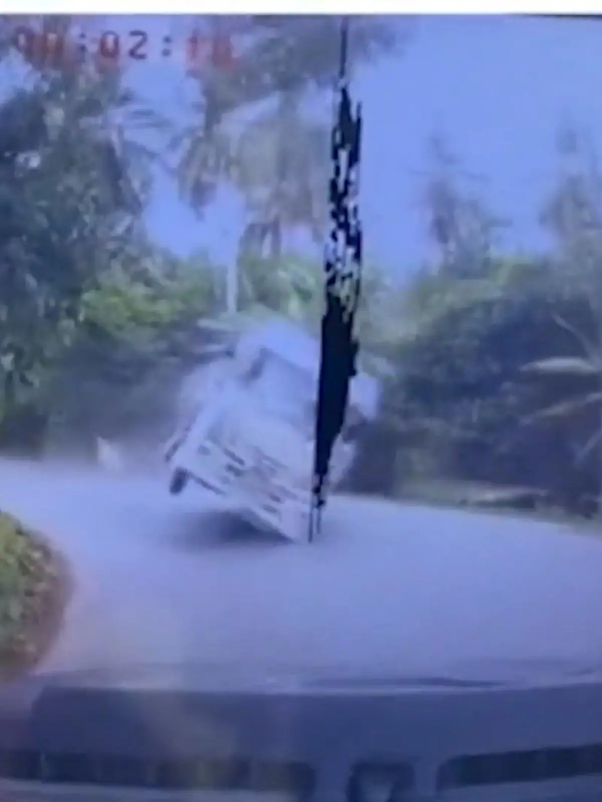 Auf dem Heimweg kommt dieser Thailänderin plötzlich ein Lkw entgegen – völlig außer Kontrolle. Haarscharf kann sie dem Wagen ausweichen und verhindert damit einen Horror-Crash.