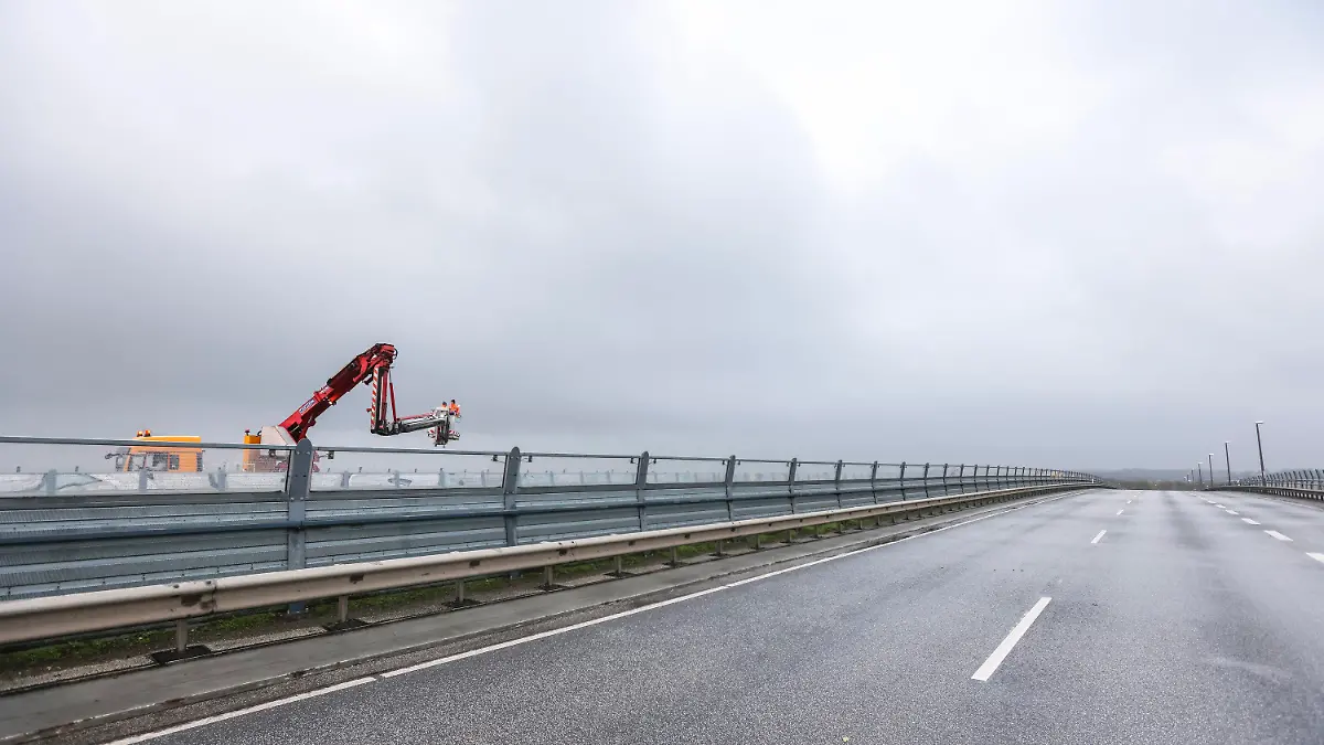 02.12.2022, Schleswig-Holstein, Kiel: Ein Fahrzeug des Landesbetrieb Straßenbau und Verkehr Schleswig-Holstein (LBV.SH), steht auf der gesperrten Holtenauer Prinz-Heinrich-Brücke. Am 30. November 2022 hatte der Ausleger eines 38 Meter hohen Krans an Bord eines finnischen Spezialschiffs beide Brücken über dem Nord-Ostsee-Kanal getroffen. Die Schäden werden nun vom LBV.SH-Brückenteam und einem externen Prüfingenieursbüro untersucht. Foto: Frank Molter/dpa +++ dpa-Bildfunk +++