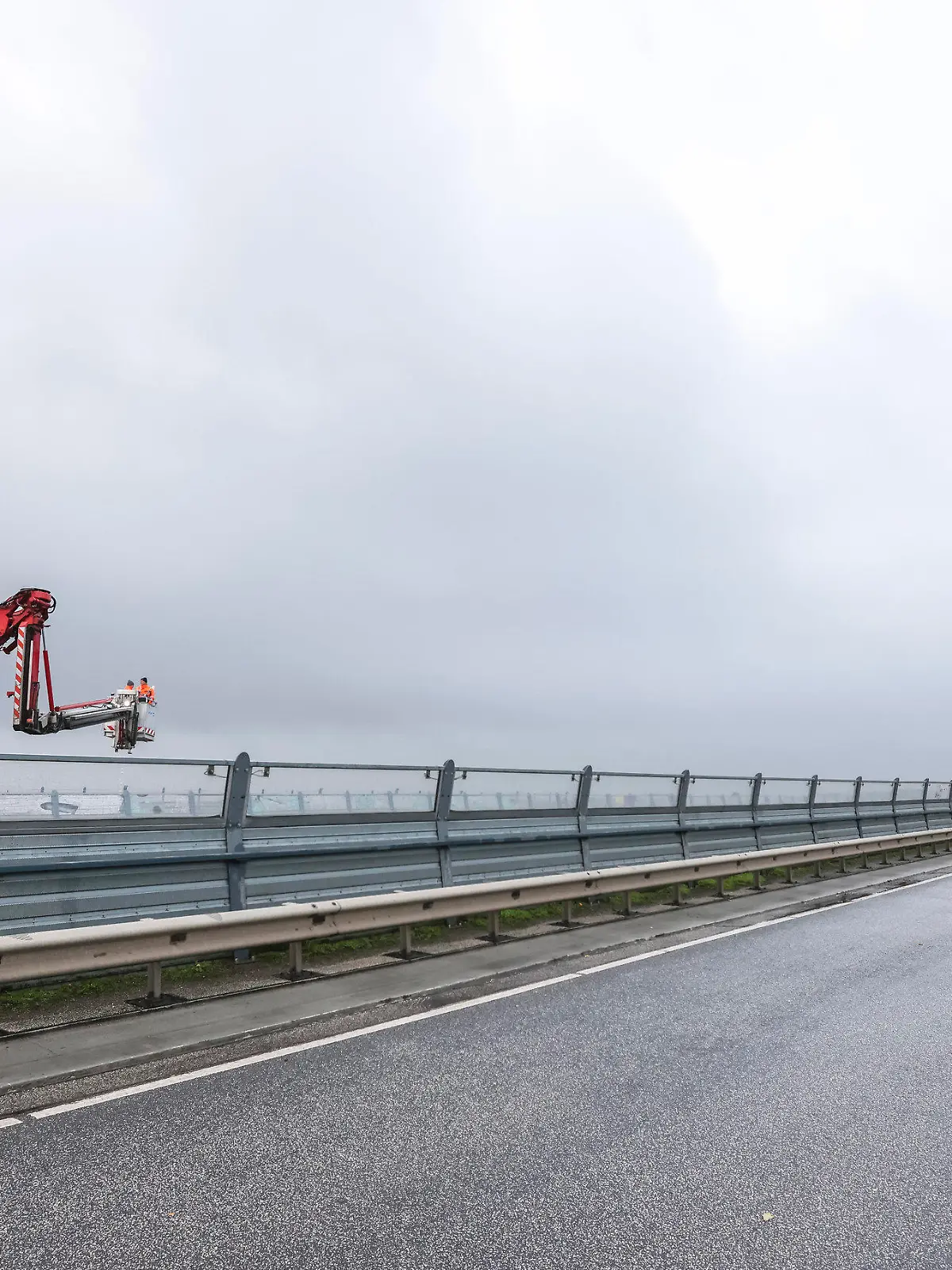 02.12.2022, Schleswig-Holstein, Kiel: Ein Fahrzeug des Landesbetrieb Straßenbau und Verkehr Schleswig-Holstein (LBV.SH), steht auf der gesperrten Holtenauer Prinz-Heinrich-Brücke. Am 30. November 2022 hatte der Ausleger eines 38 Meter hohen Krans an Bord eines finnischen Spezialschiffs beide Brücken über dem Nord-Ostsee-Kanal getroffen. Die Schäden werden nun vom LBV.SH-Brückenteam und einem externen Prüfingenieursbüro untersucht. Foto: Frank Molter/dpa +++ dpa-Bildfunk +++
