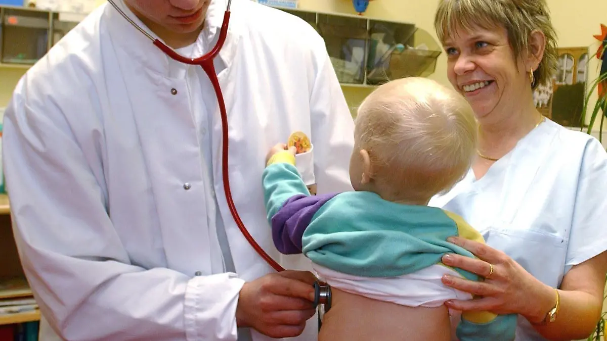 ARCHIV - In einer Kinderarztpraxis in Frankfurt (Oder) wird ein Kleinkind untersucht (Archivfoto vom 20.02.2003). Kinder sollen nach dem Willen der CDU schon im Vorschulalter verpflichtend beim Arzt vorgestellt werden, um Missbrauch und Vernachlässigung möglichst früh zu erkennen. Unter dem Eindruck schockierender Fälle der vergangenen Wochen sprach sich der CDU-Parteitag in Dresden gegen den Willen des Vorstandes überraschend für eine Pflicht zur Teilnahme an Früherkennungs-Untersuchungen aus. Foto: Patrick Pleul dpa (zu dpa 0239) +++(c) dpa - Bildfunk+++